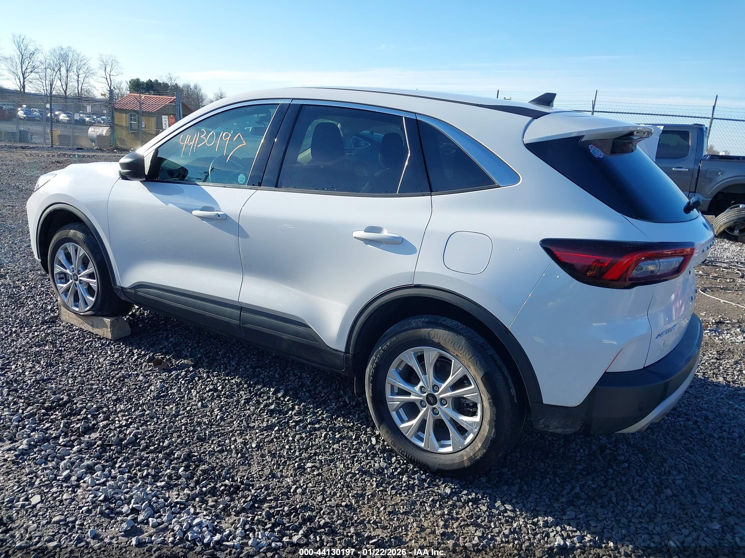 FORD ESCAPE image 3