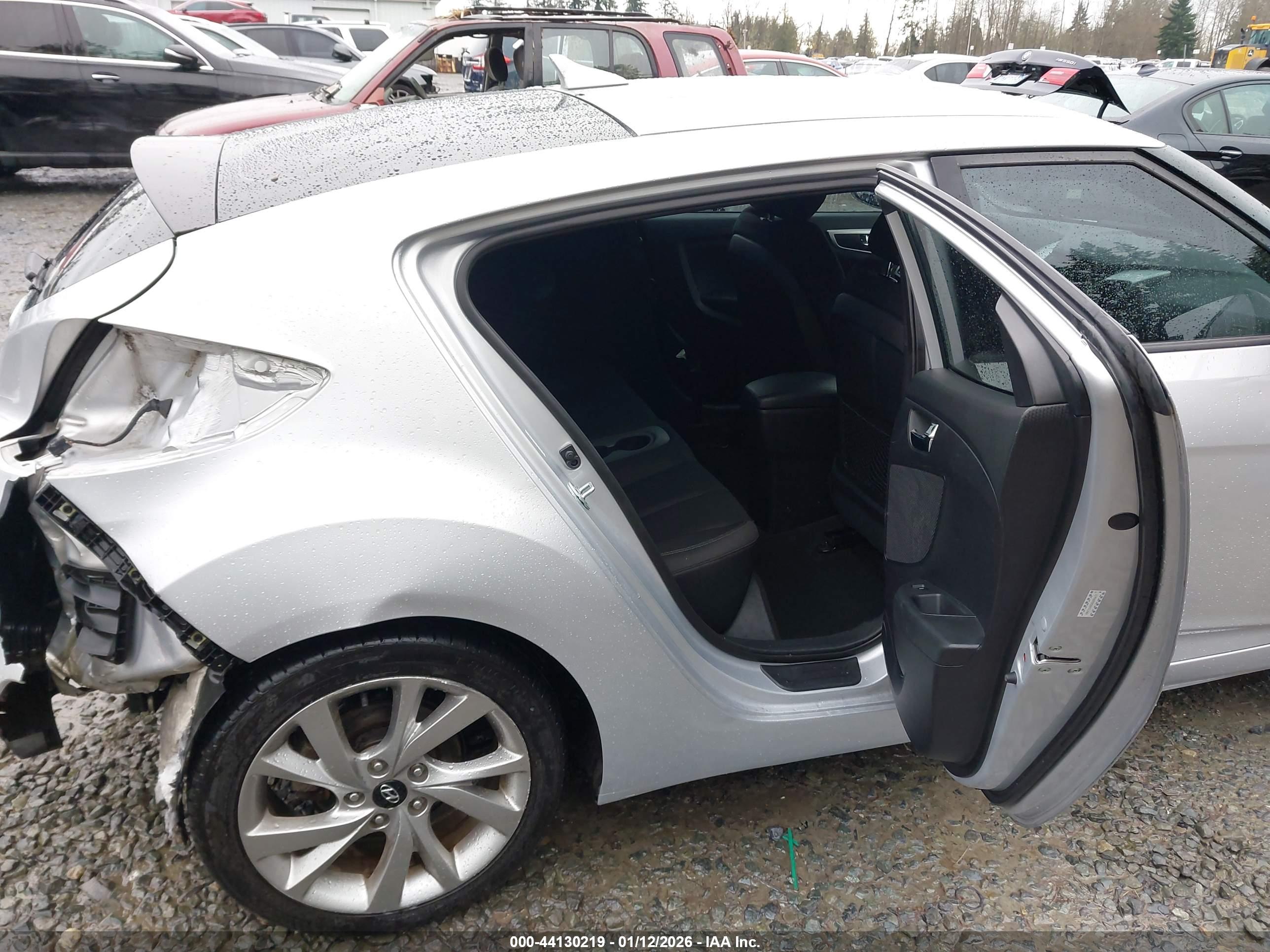 HYUNDAI VELOSTER image 8