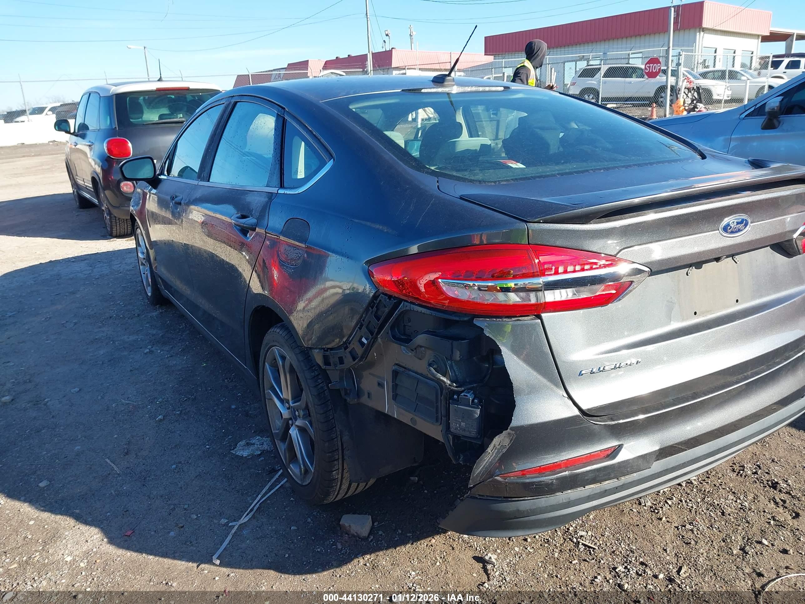 FORD FUSION image 3