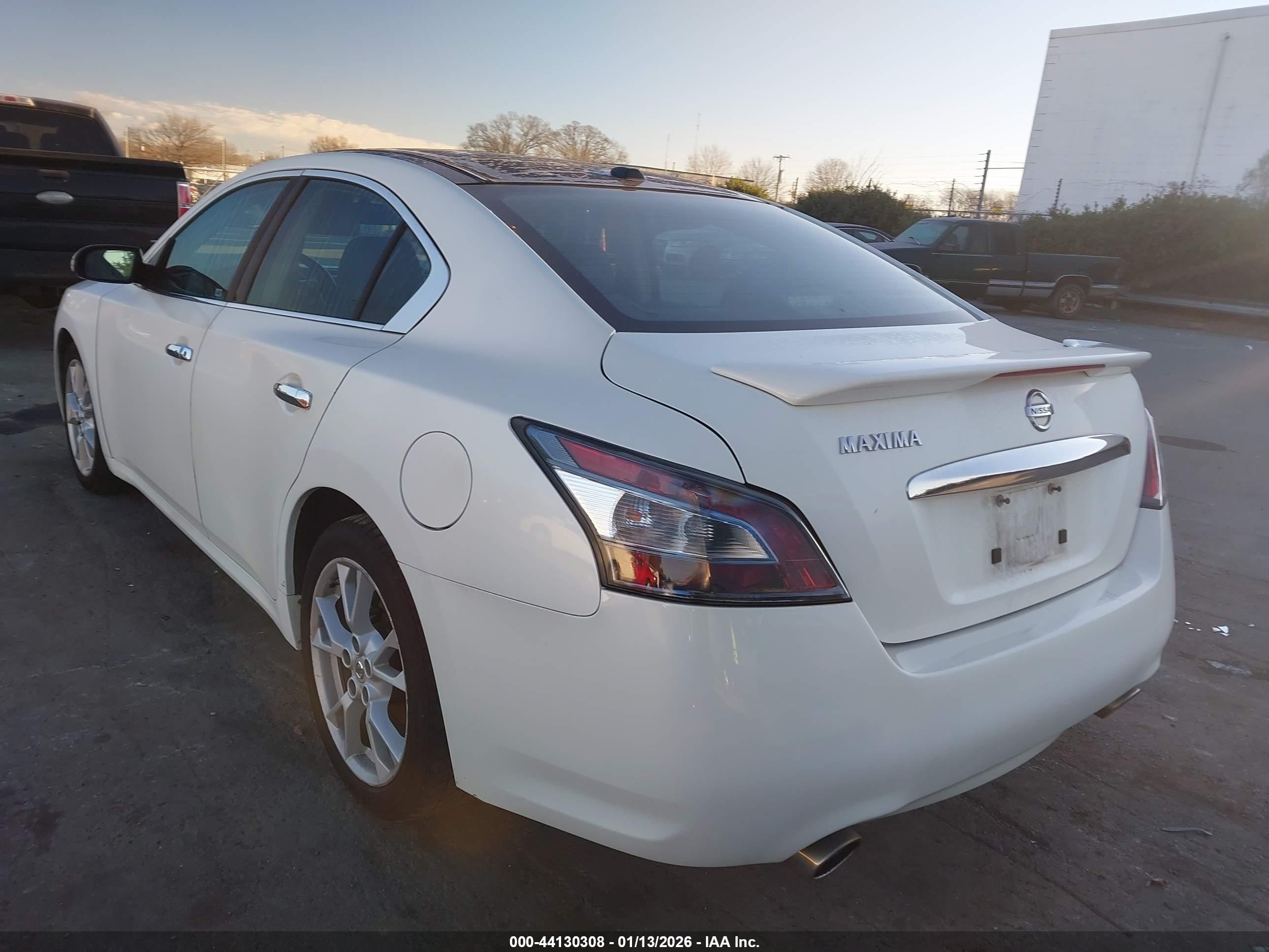 NISSAN MAXIMA image 3