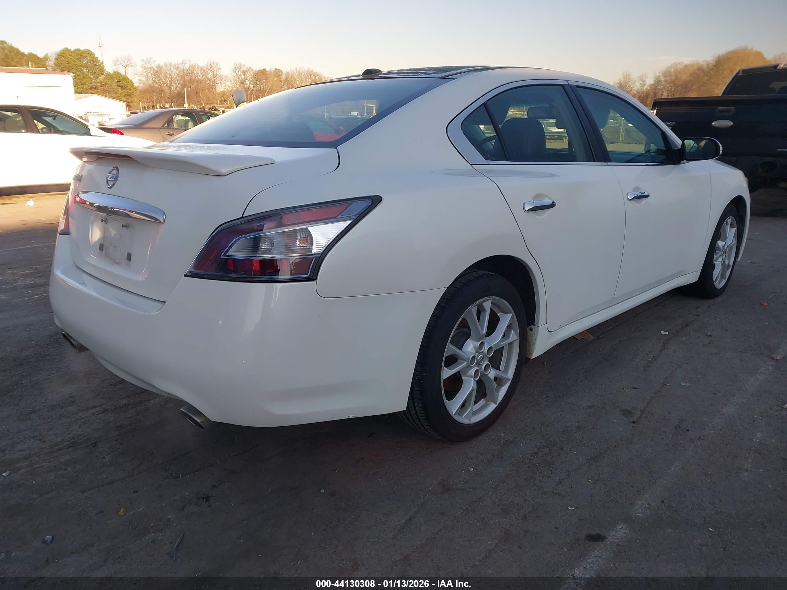 NISSAN MAXIMA image 4
