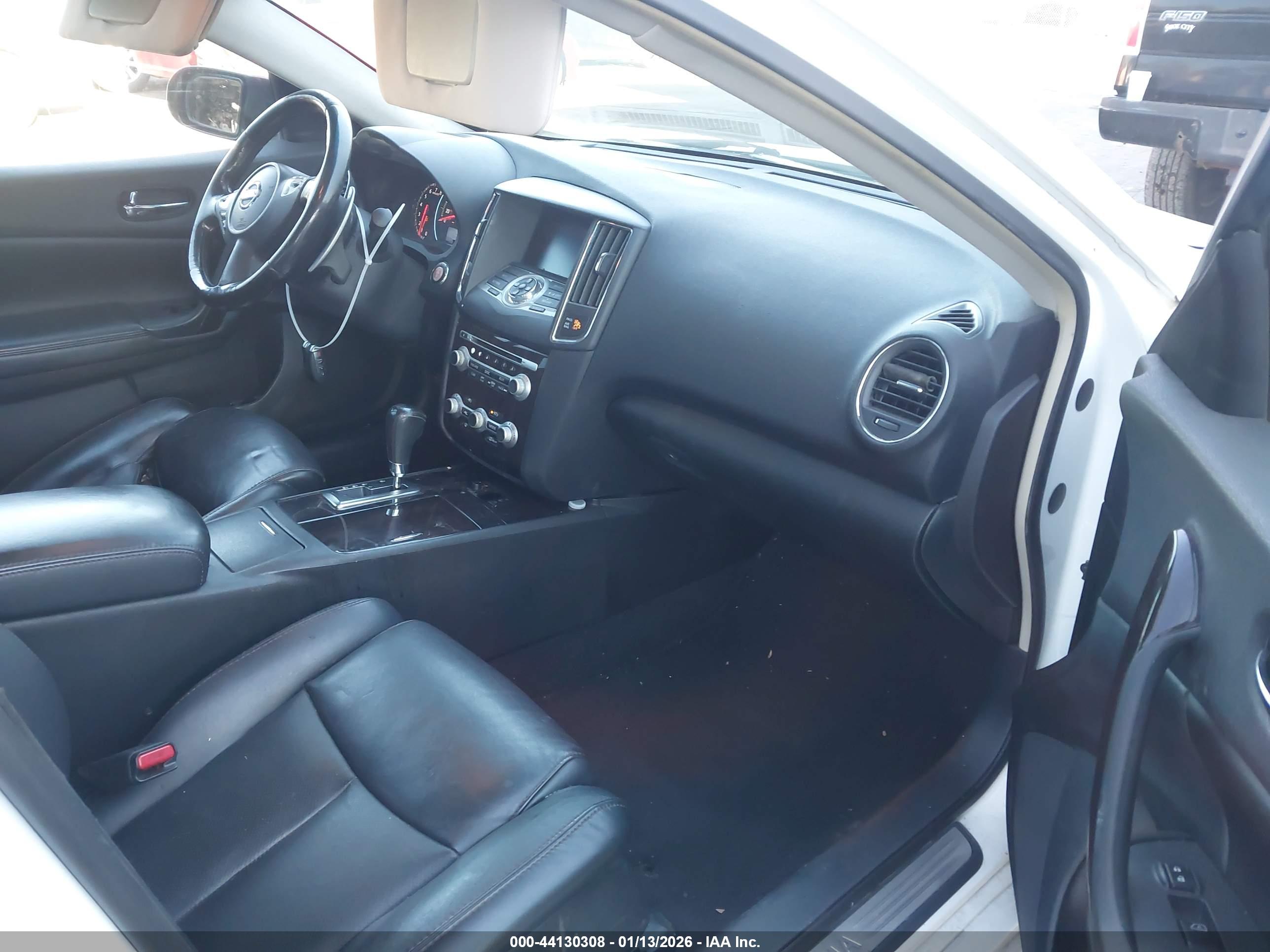 NISSAN MAXIMA image 5