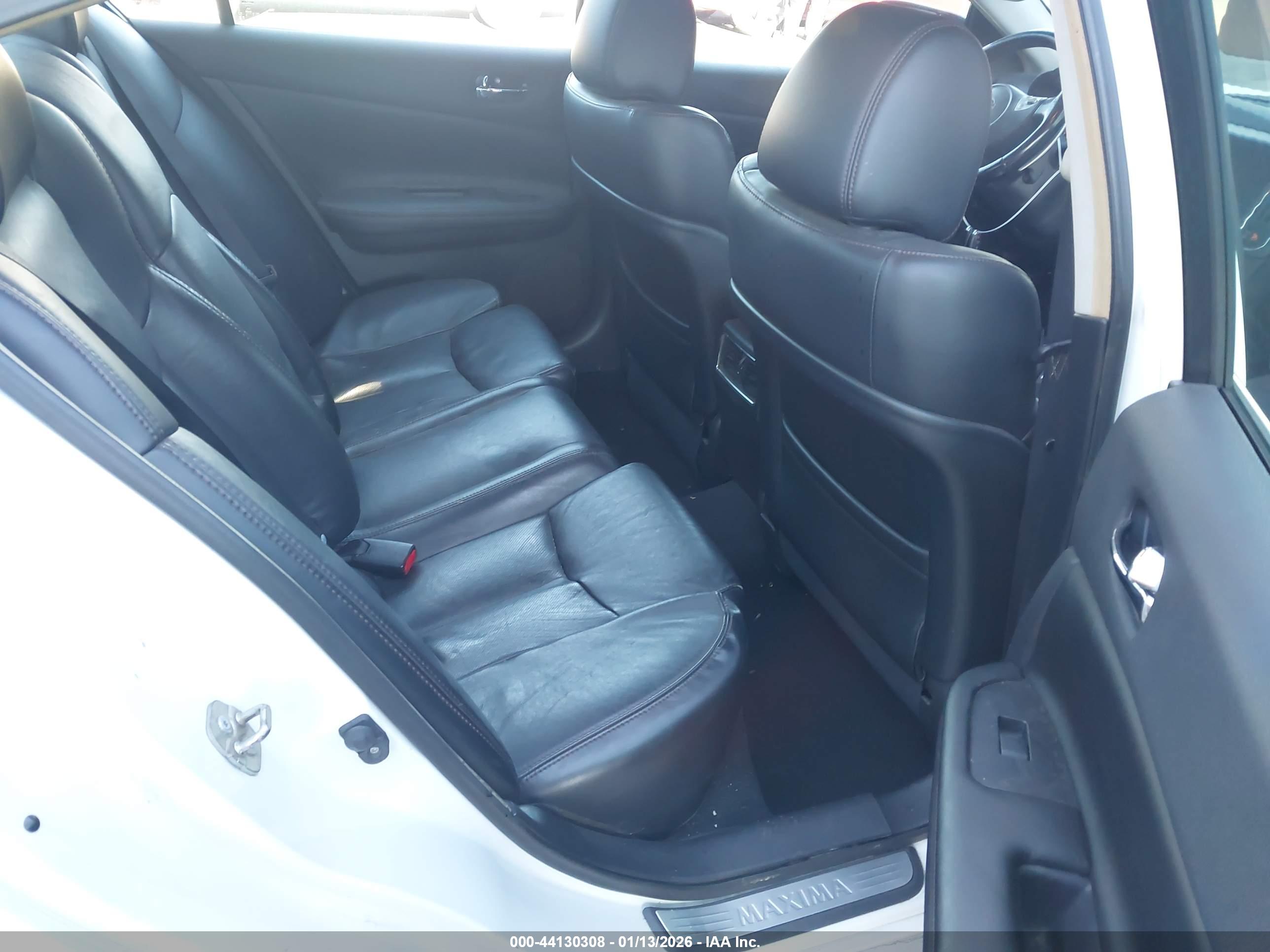 NISSAN MAXIMA image 8
