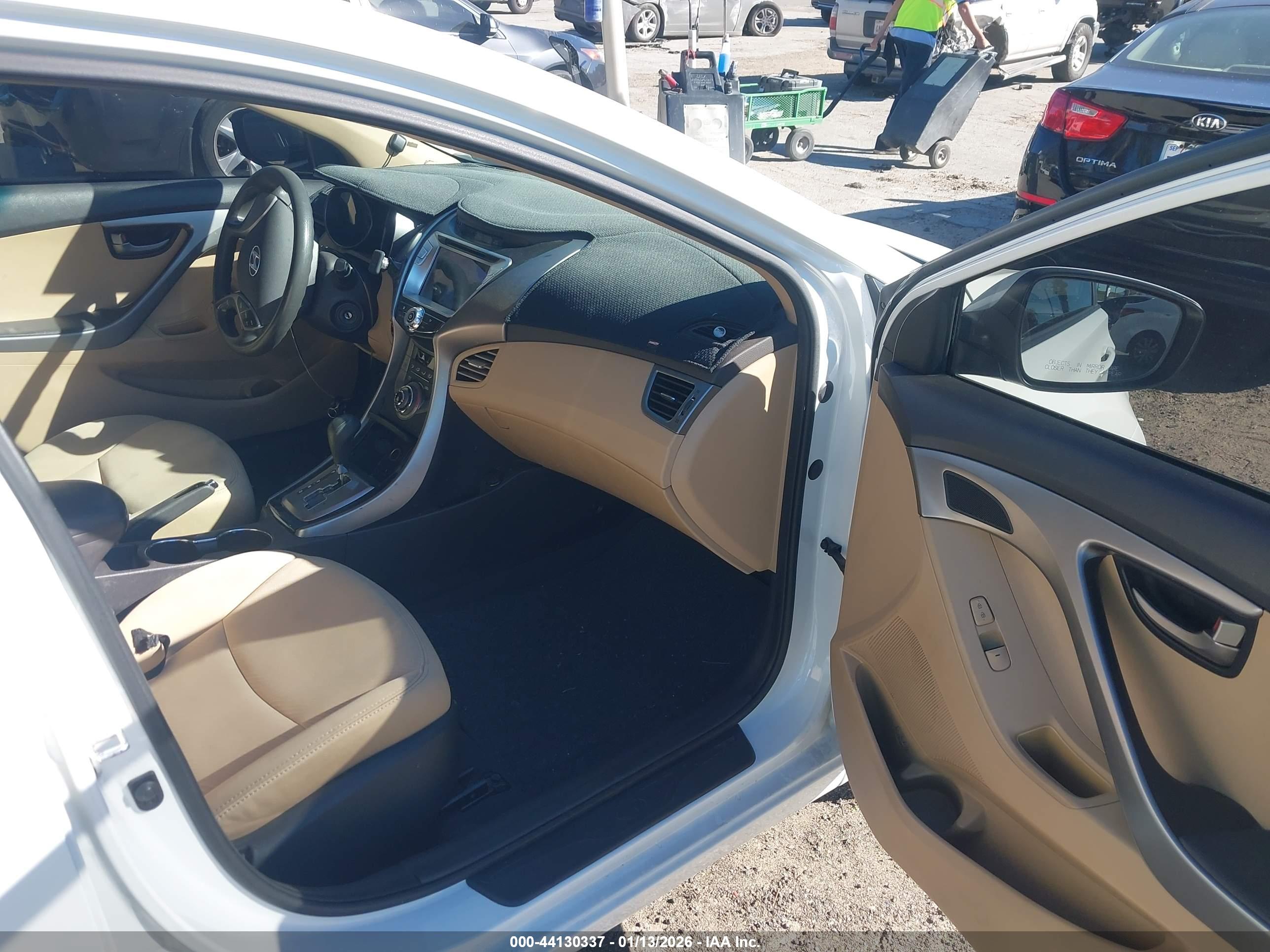 HYUNDAI ELANTRA image 5