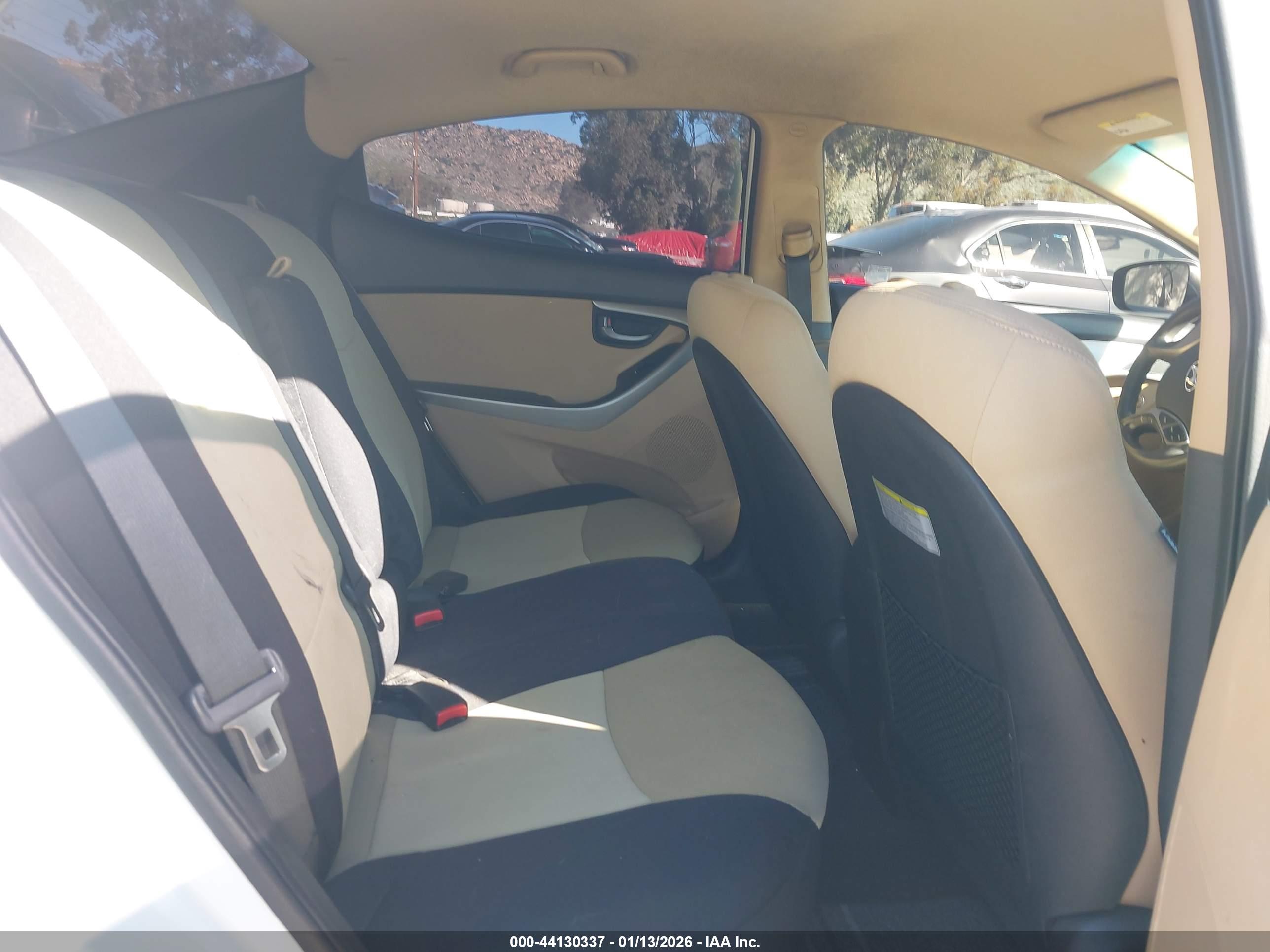 HYUNDAI ELANTRA image 8