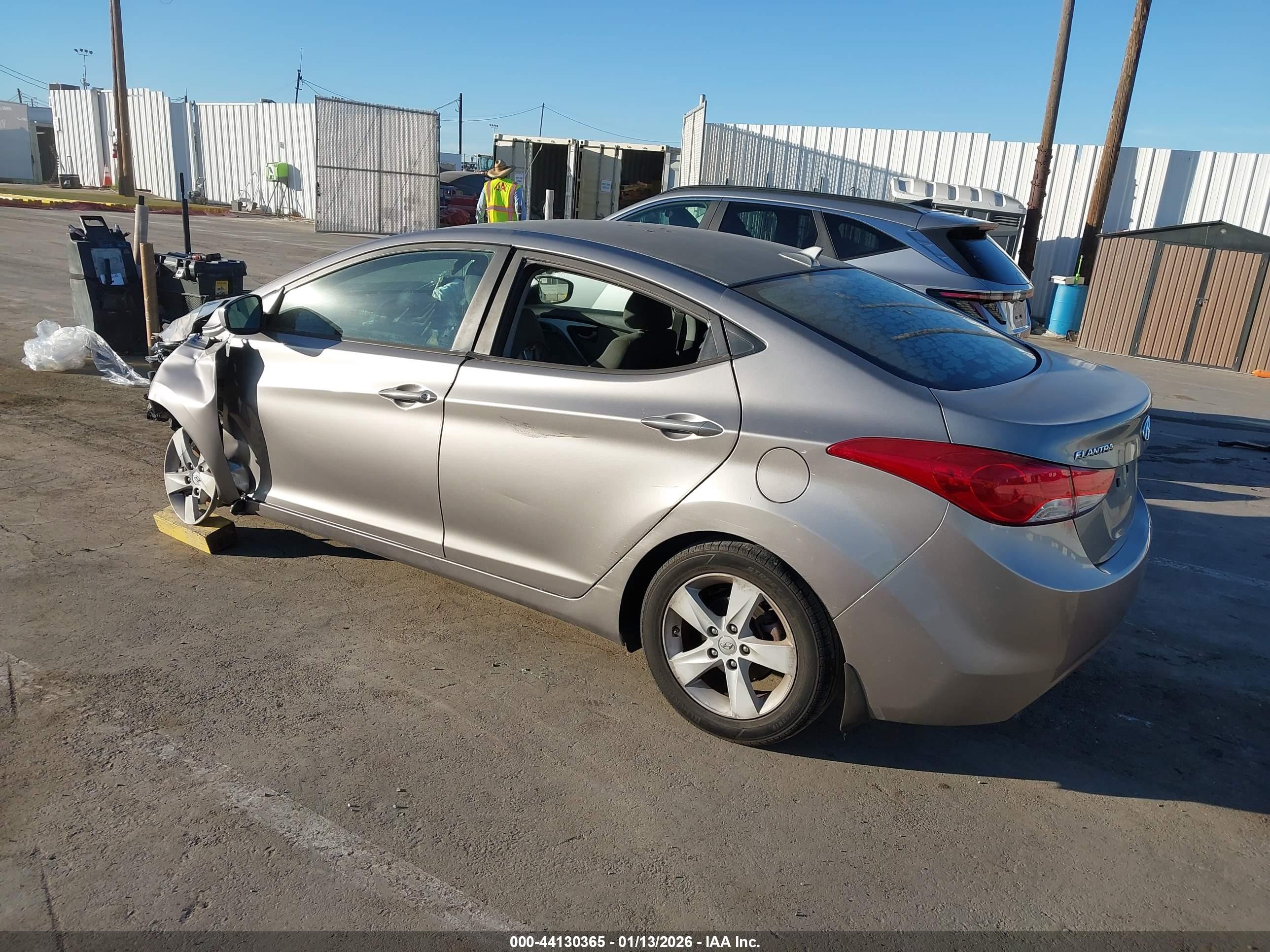 HYUNDAI ELANTRA image 3