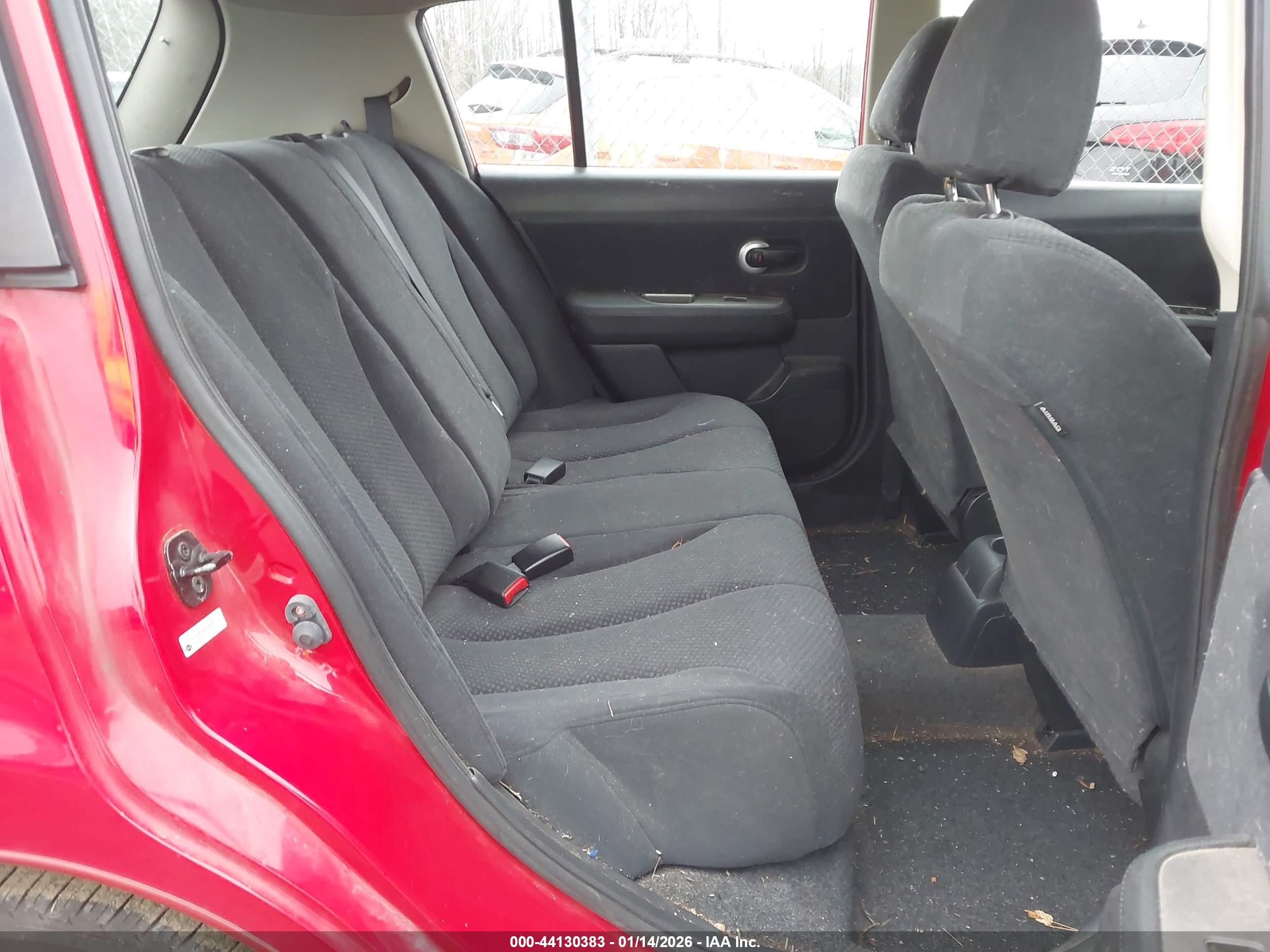 NISSAN VERSA image 8