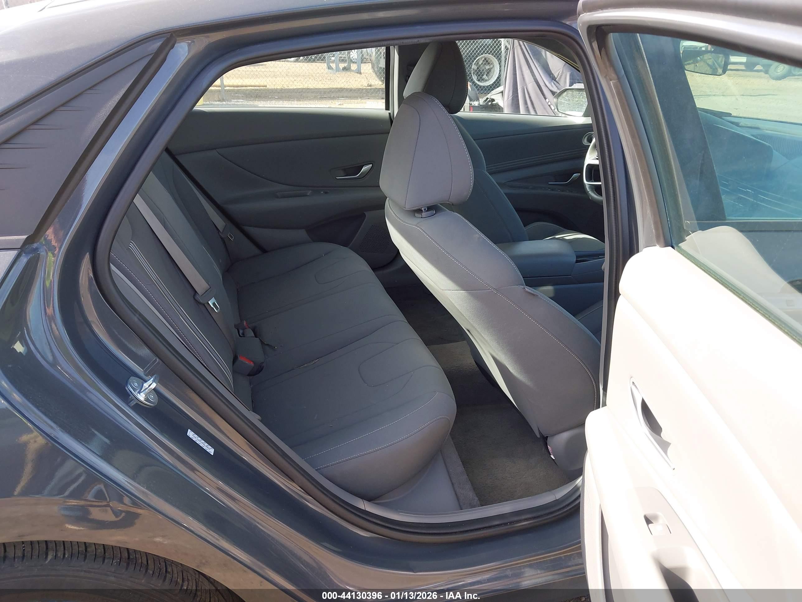 HYUNDAI ELANTRA image 8