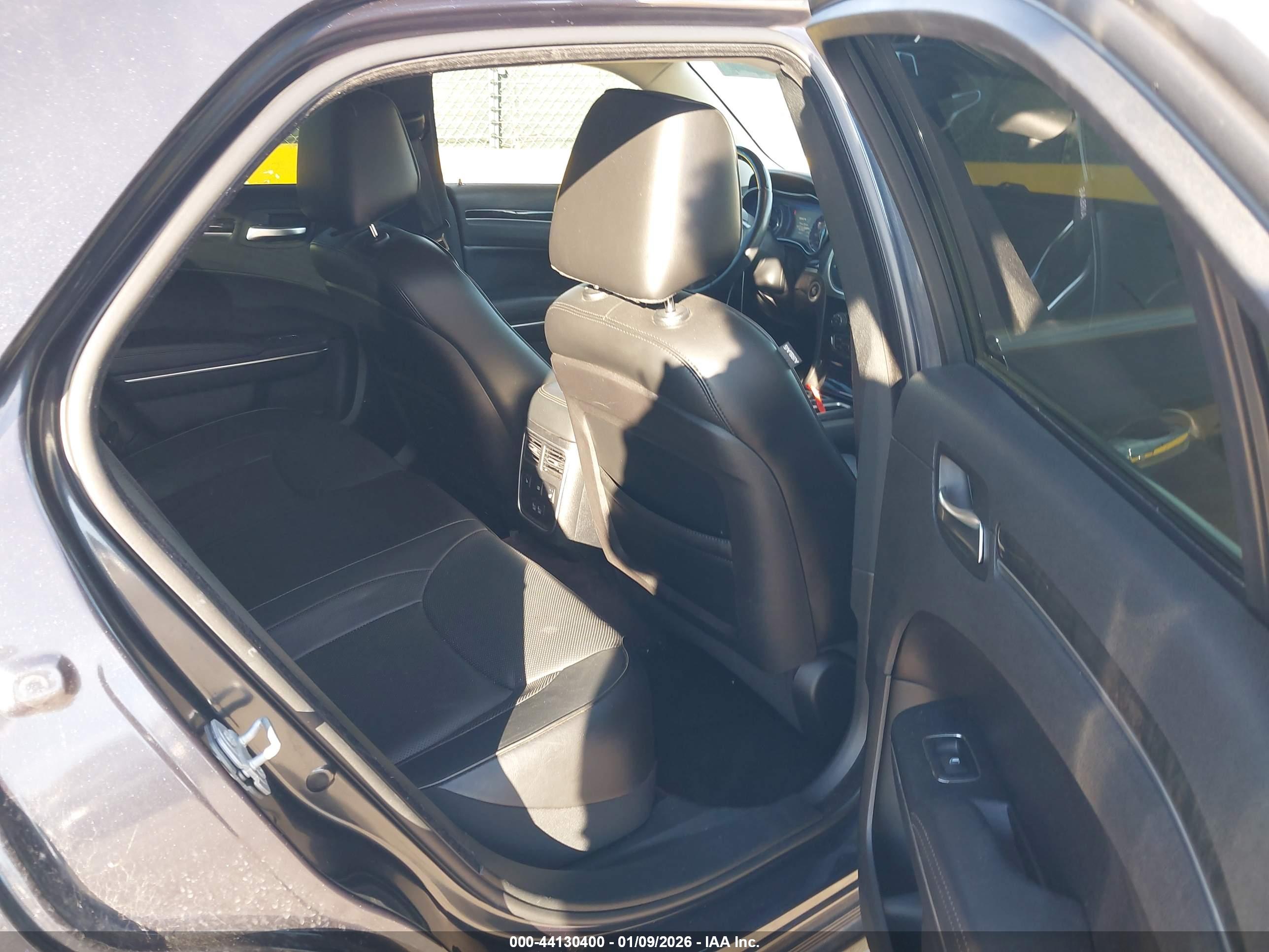 CHRYSLER 300C image 8