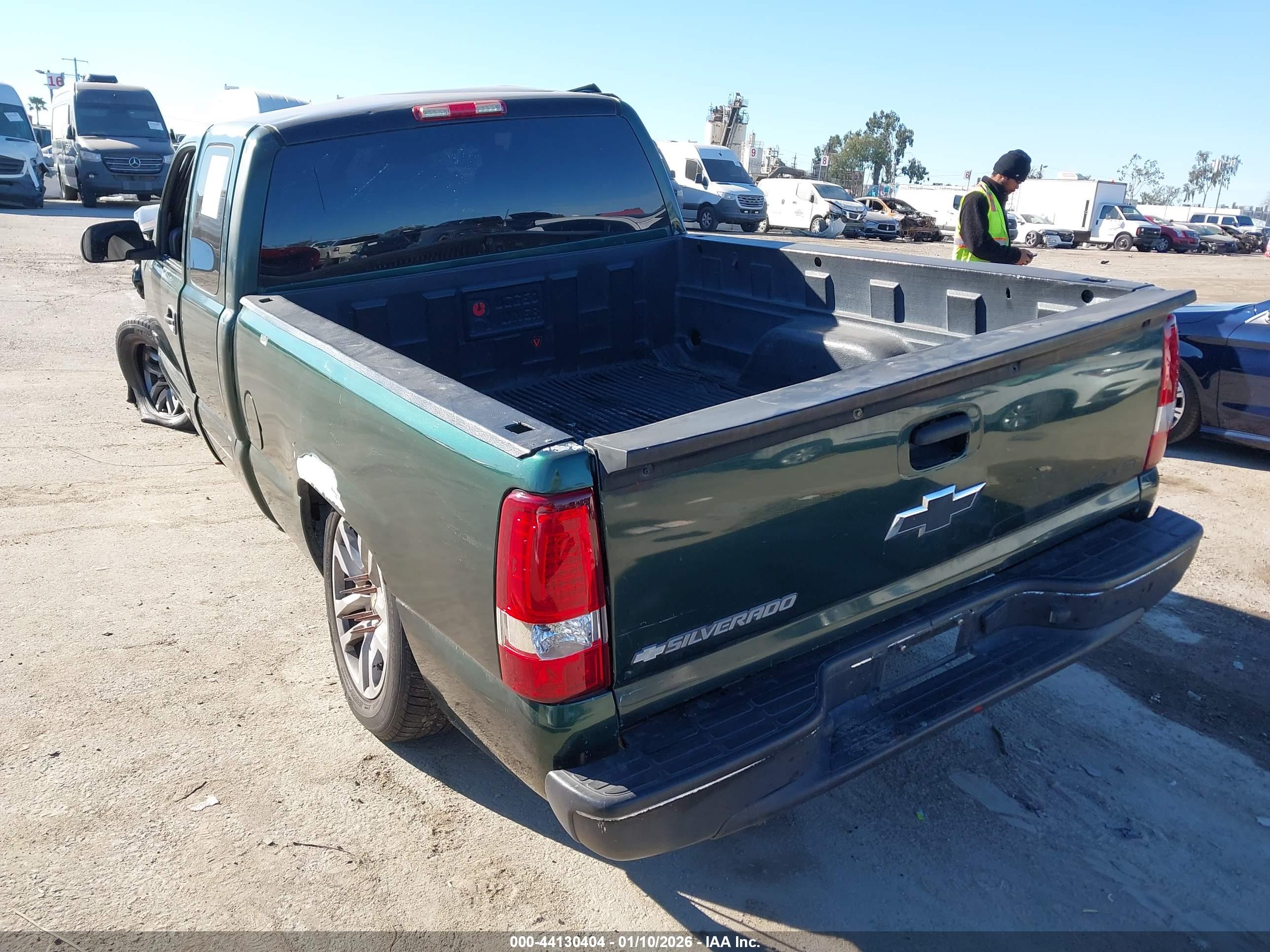 CHEVROLET SILVERADO image 3