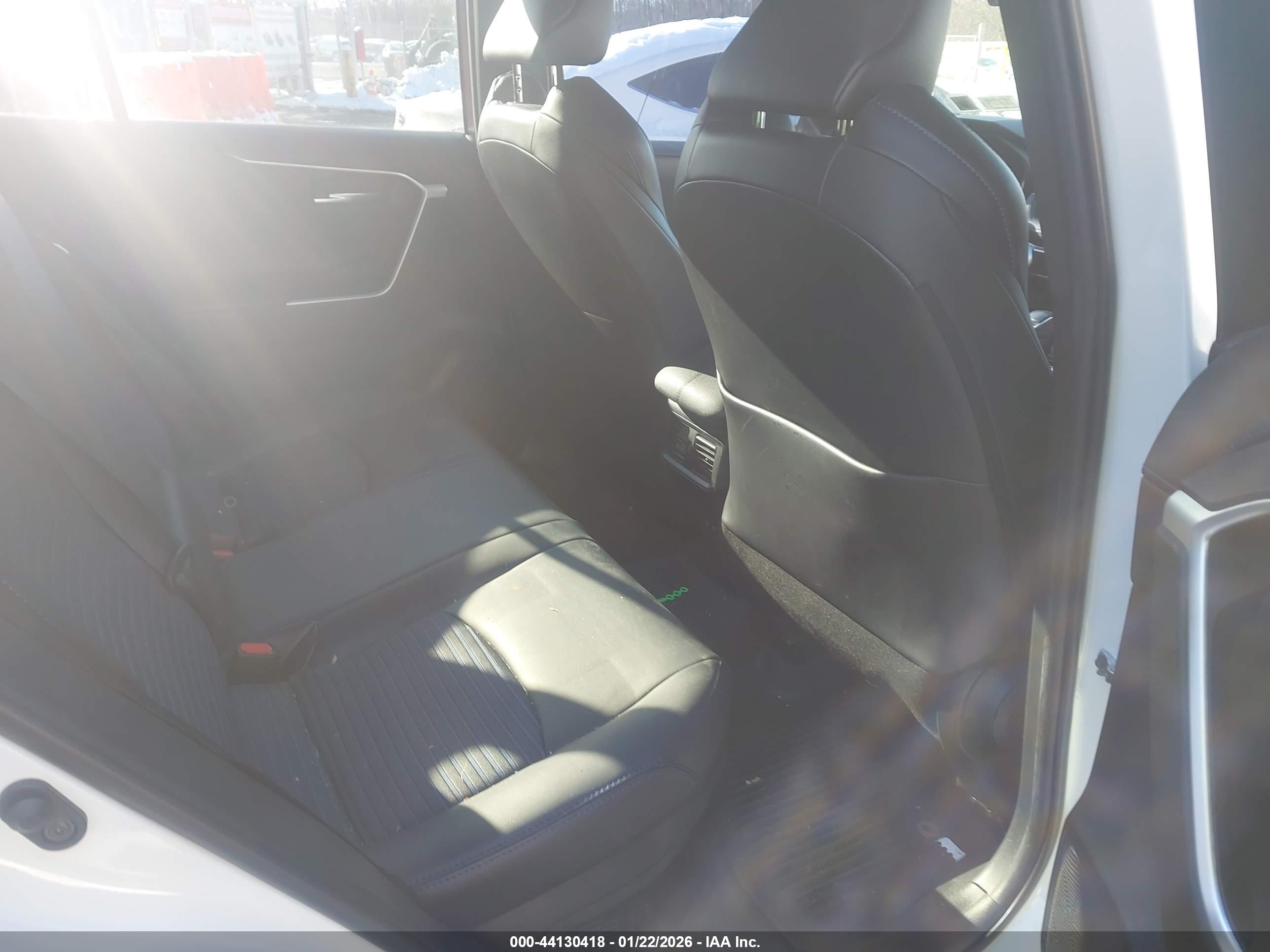 TOYOTA RAV4 image 8