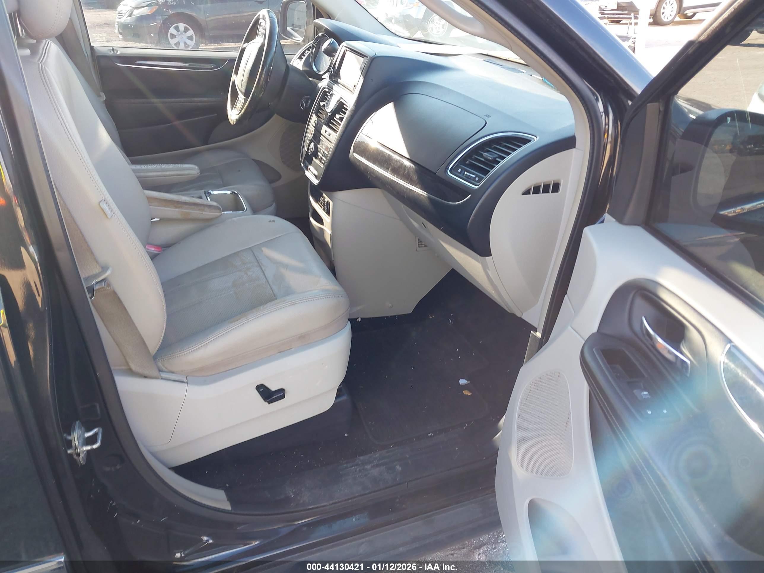 CHRYSLER TOWN image 5