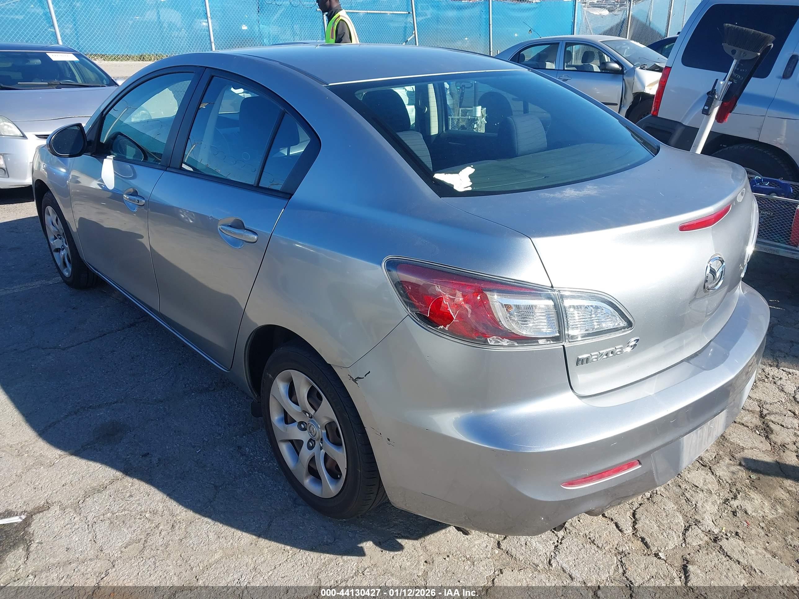 MAZDA MAZDA3 image 3