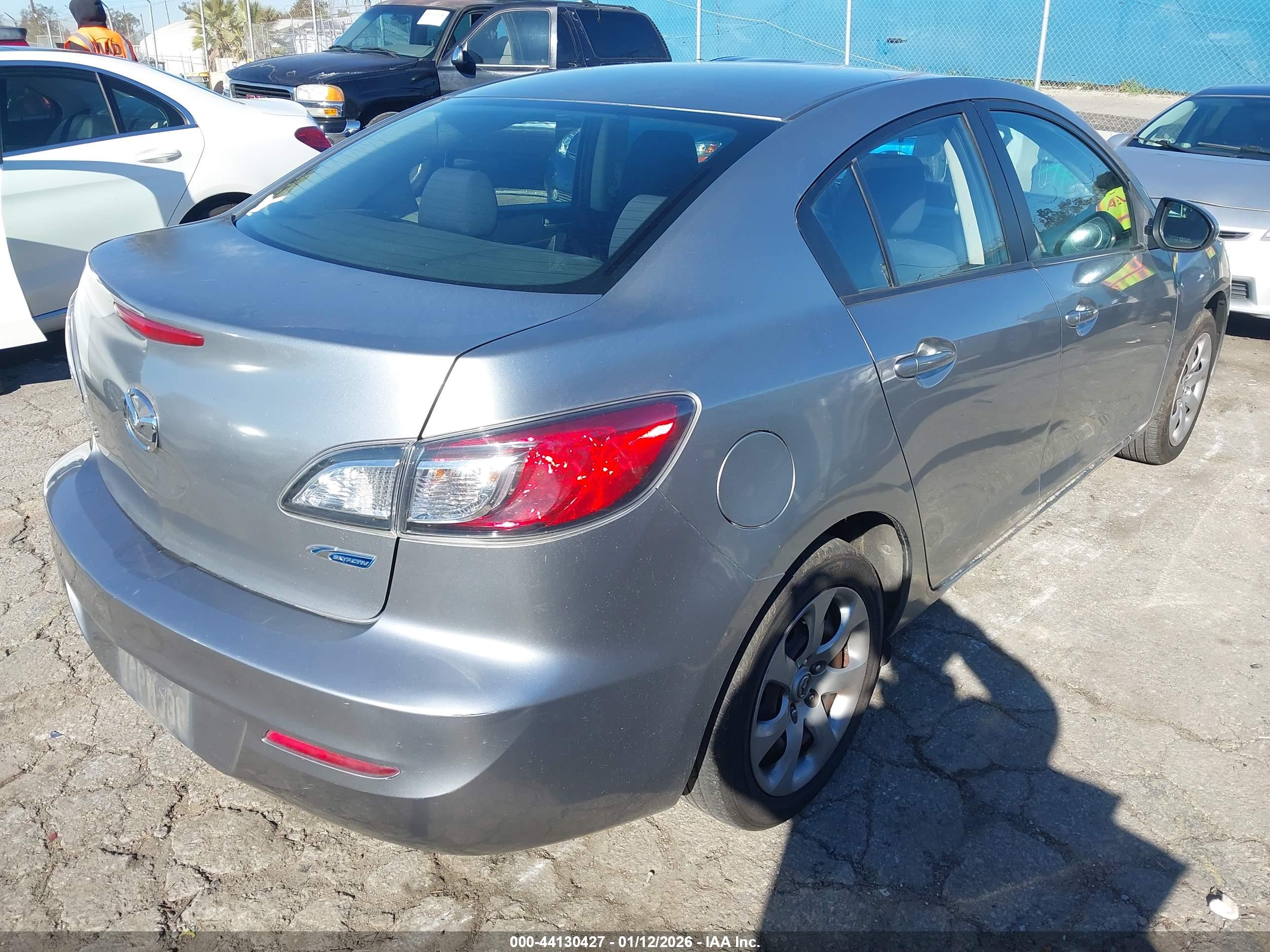 MAZDA MAZDA3 image 4