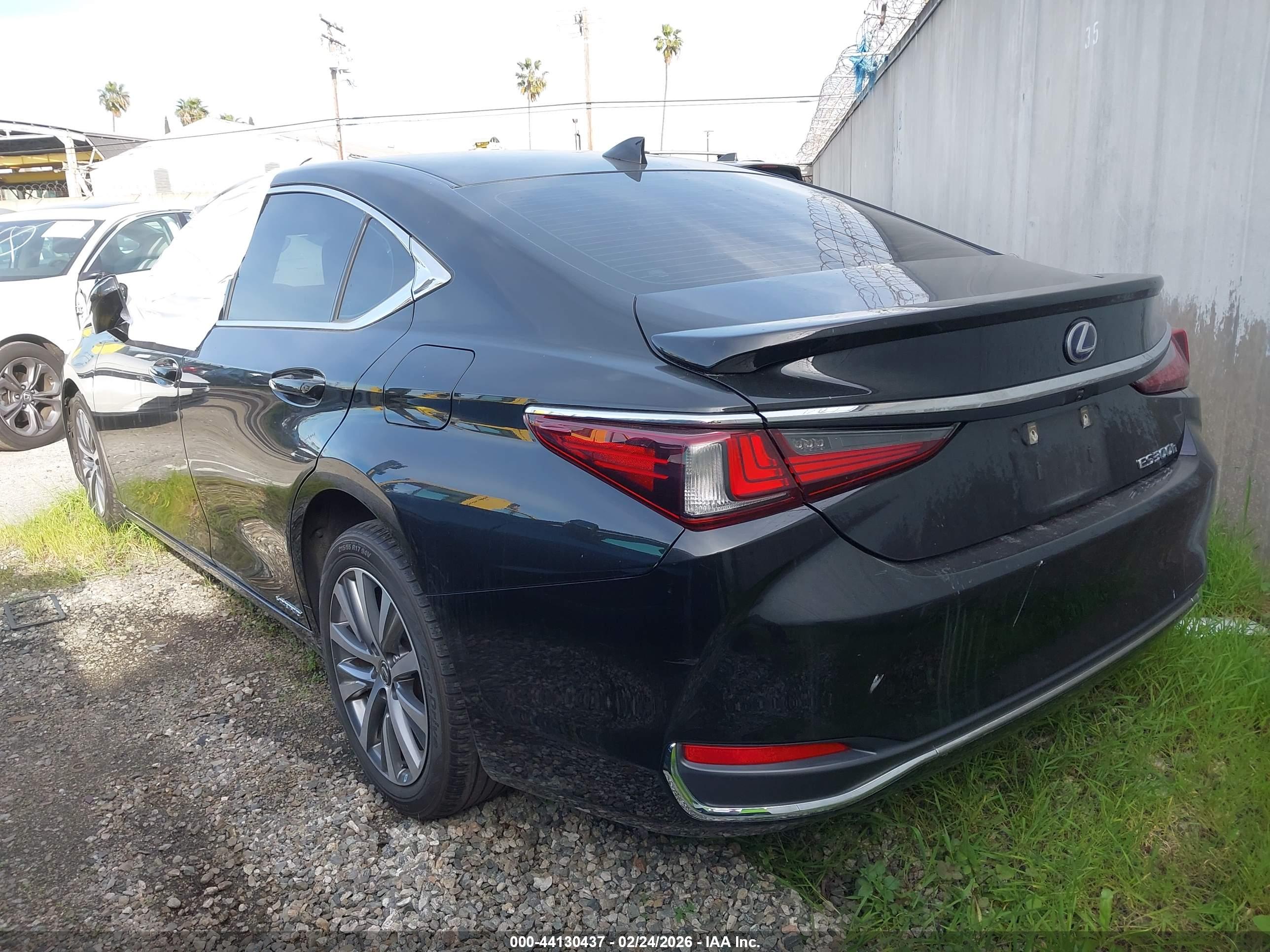 LEXUS ES image 3