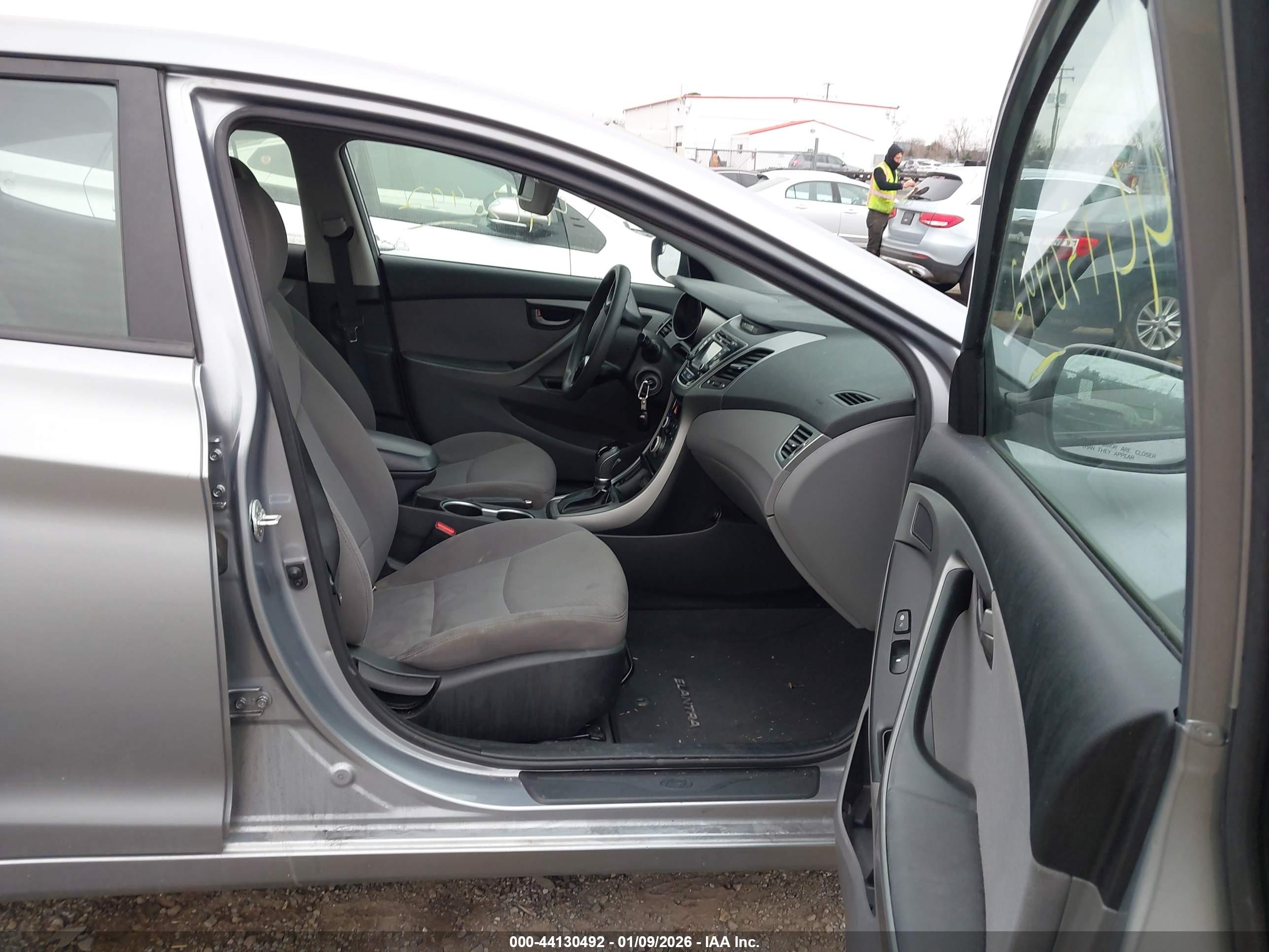 HYUNDAI ELANTRA image 5