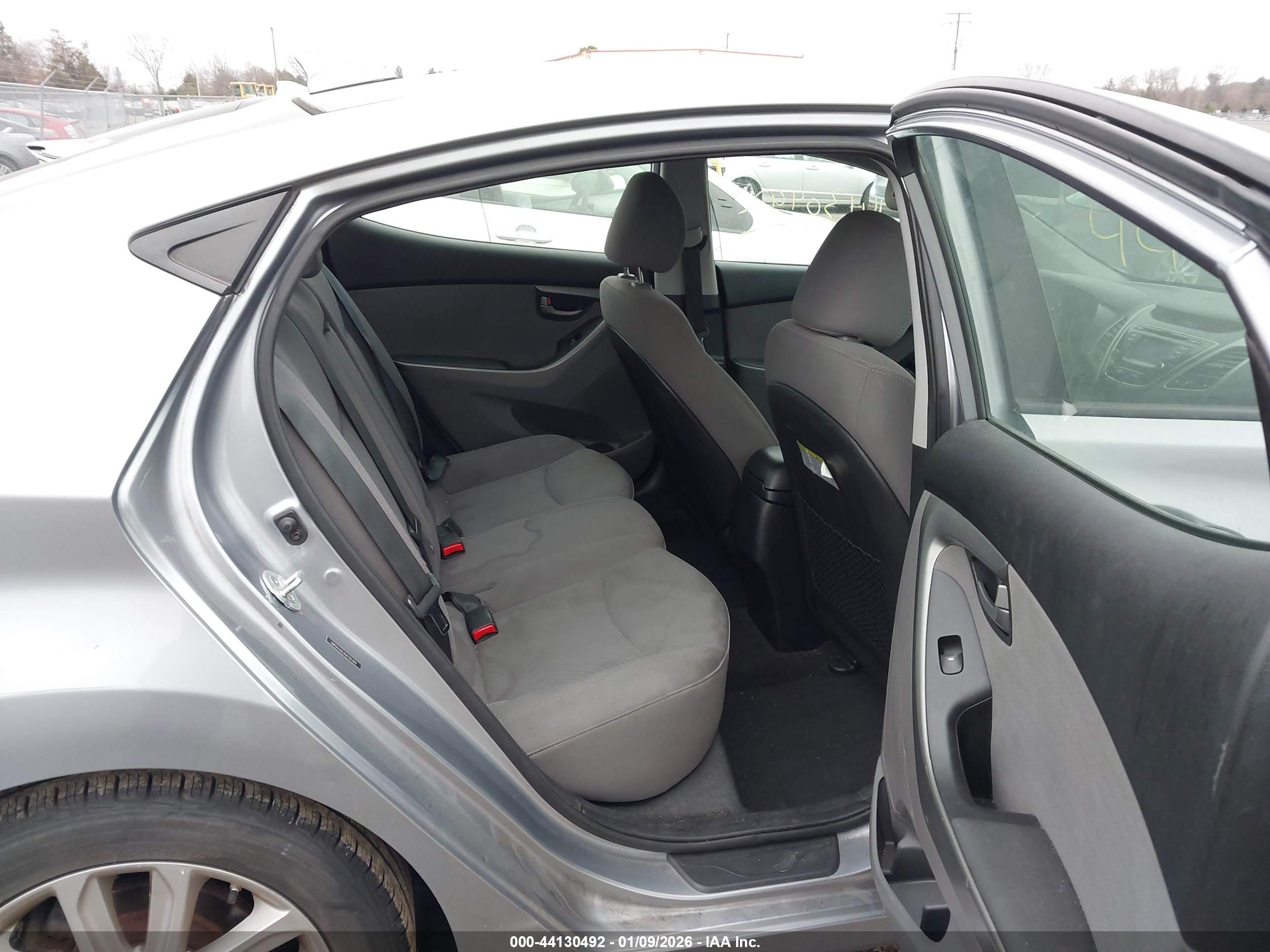 HYUNDAI ELANTRA image 8