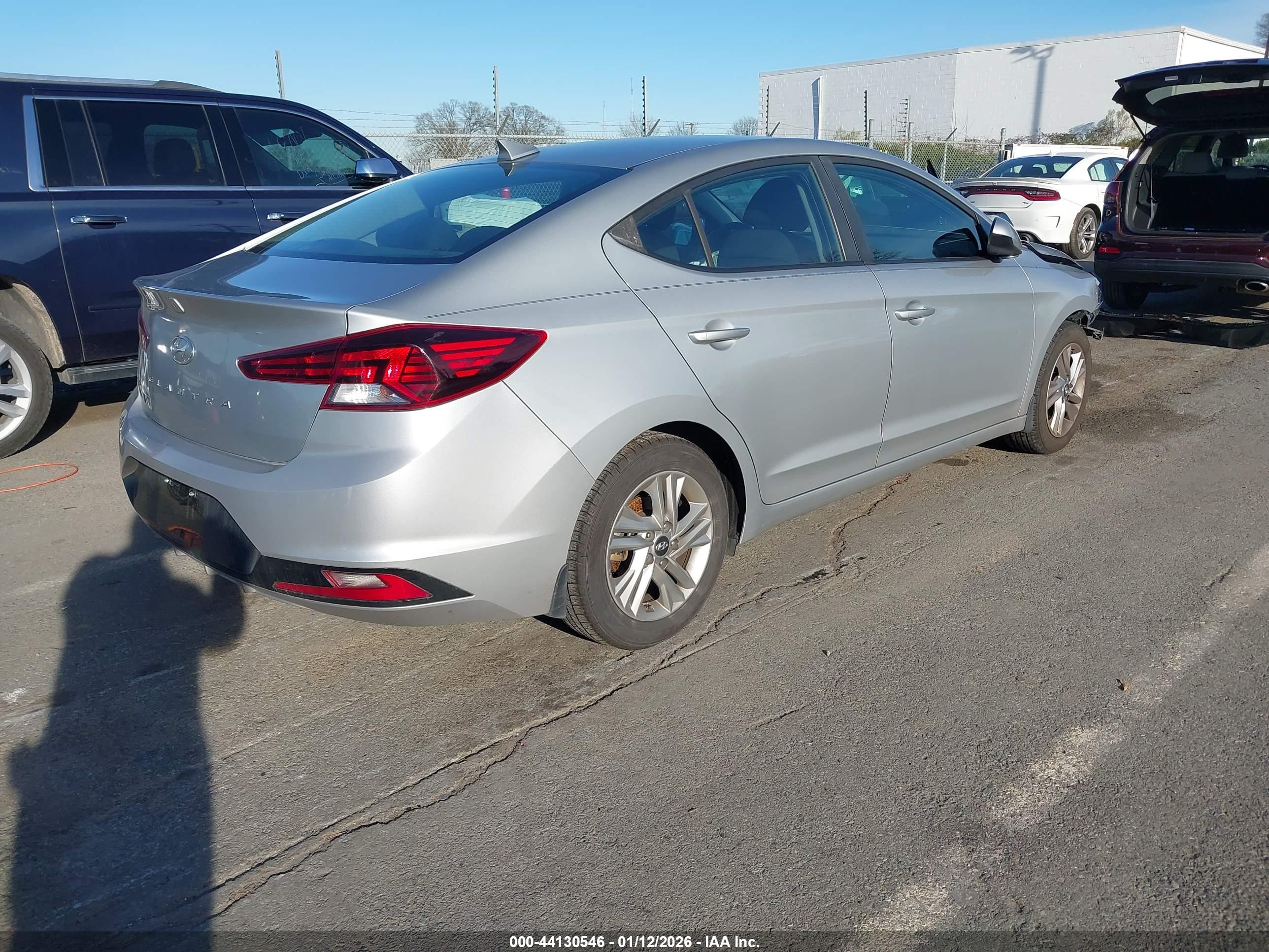 HYUNDAI ELANTRA image 4
