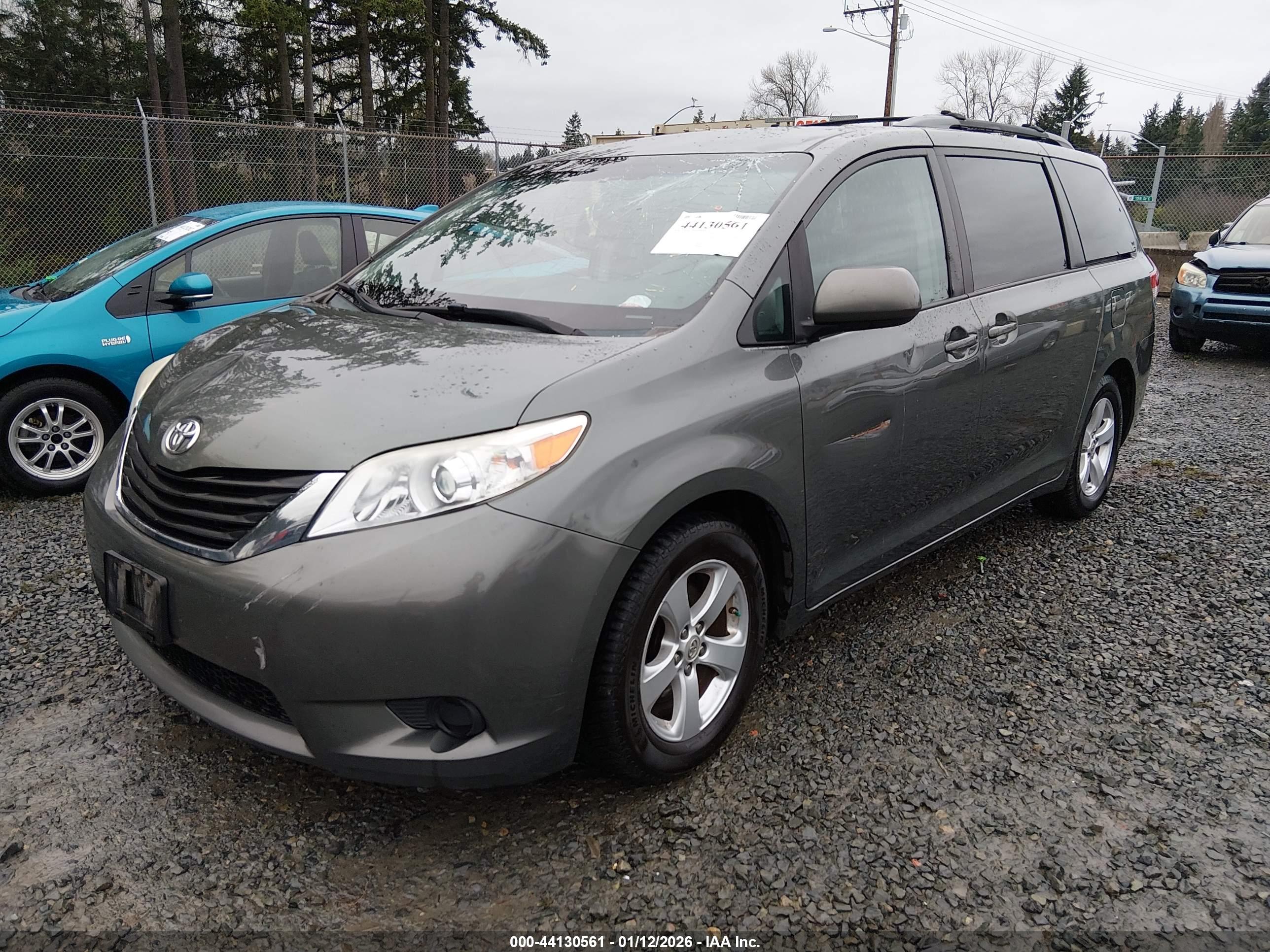 TOYOTA SIENNA image 2