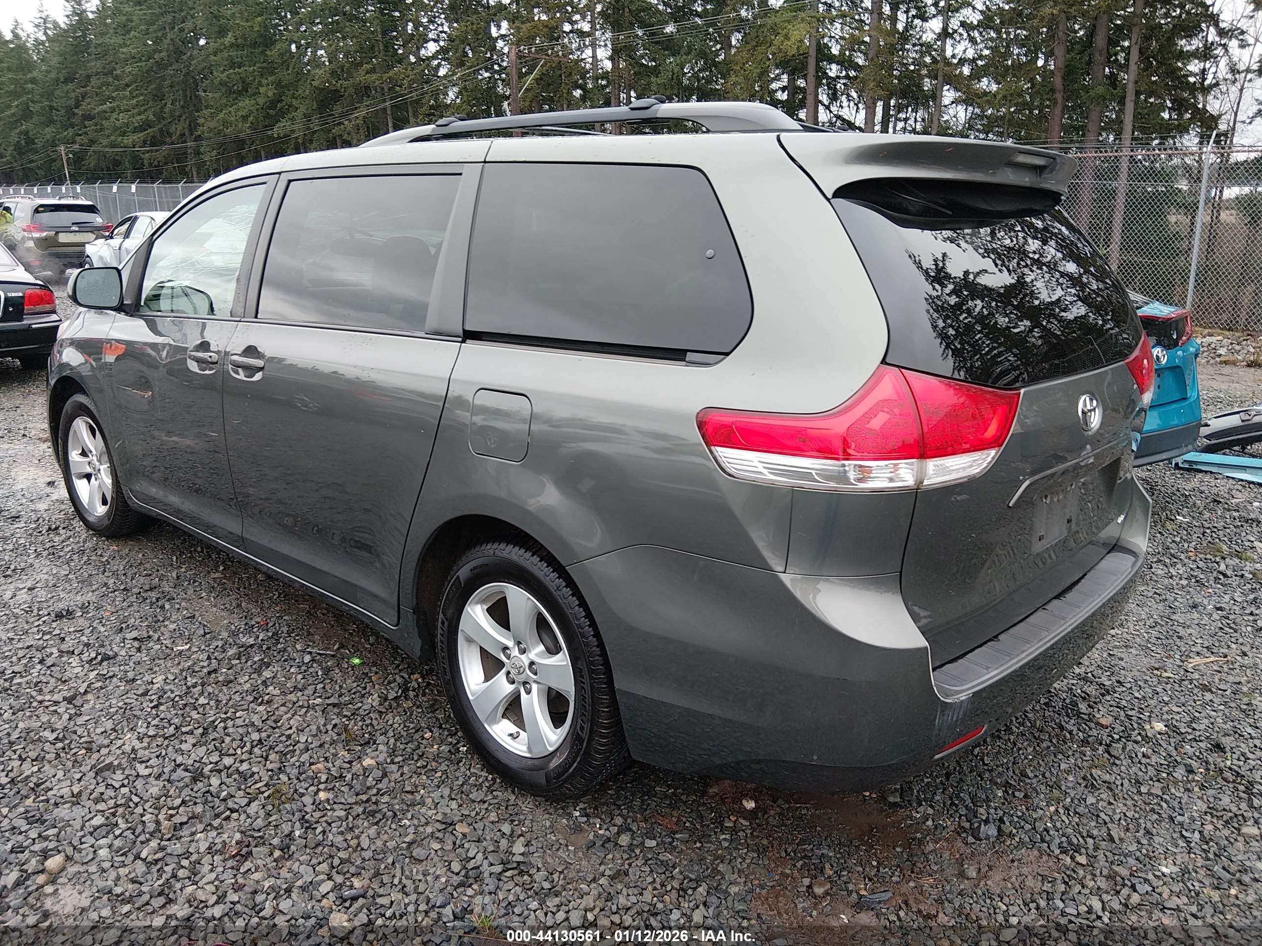 TOYOTA SIENNA image 3