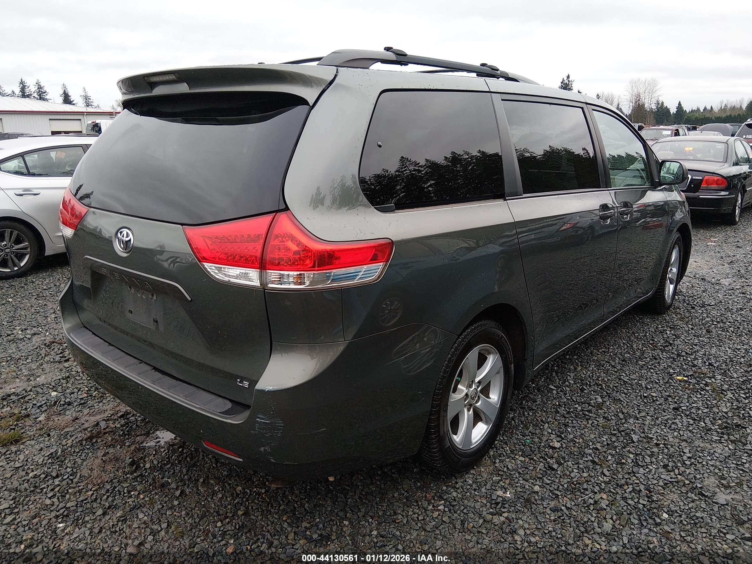 TOYOTA SIENNA image 4