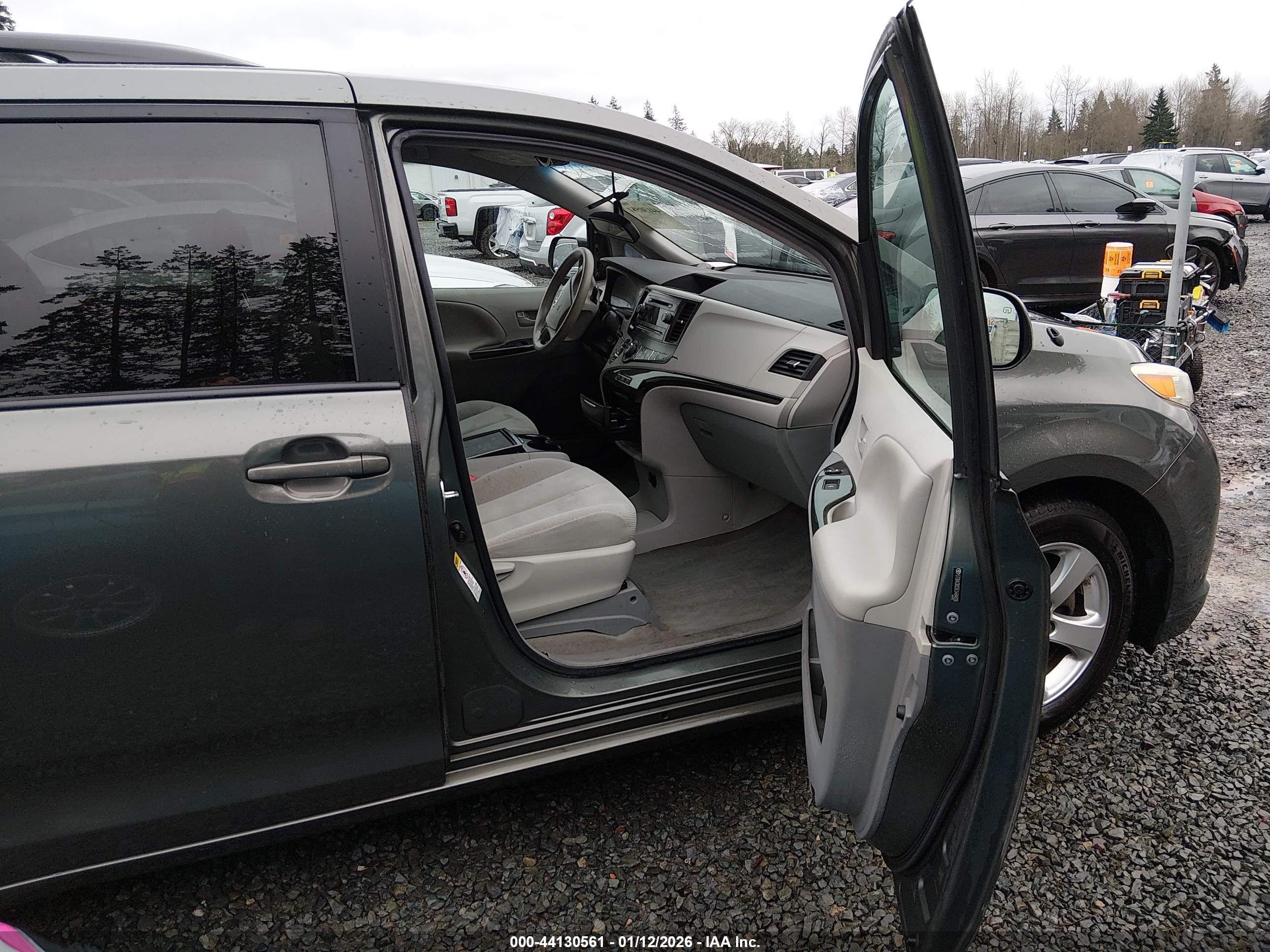 TOYOTA SIENNA image 5