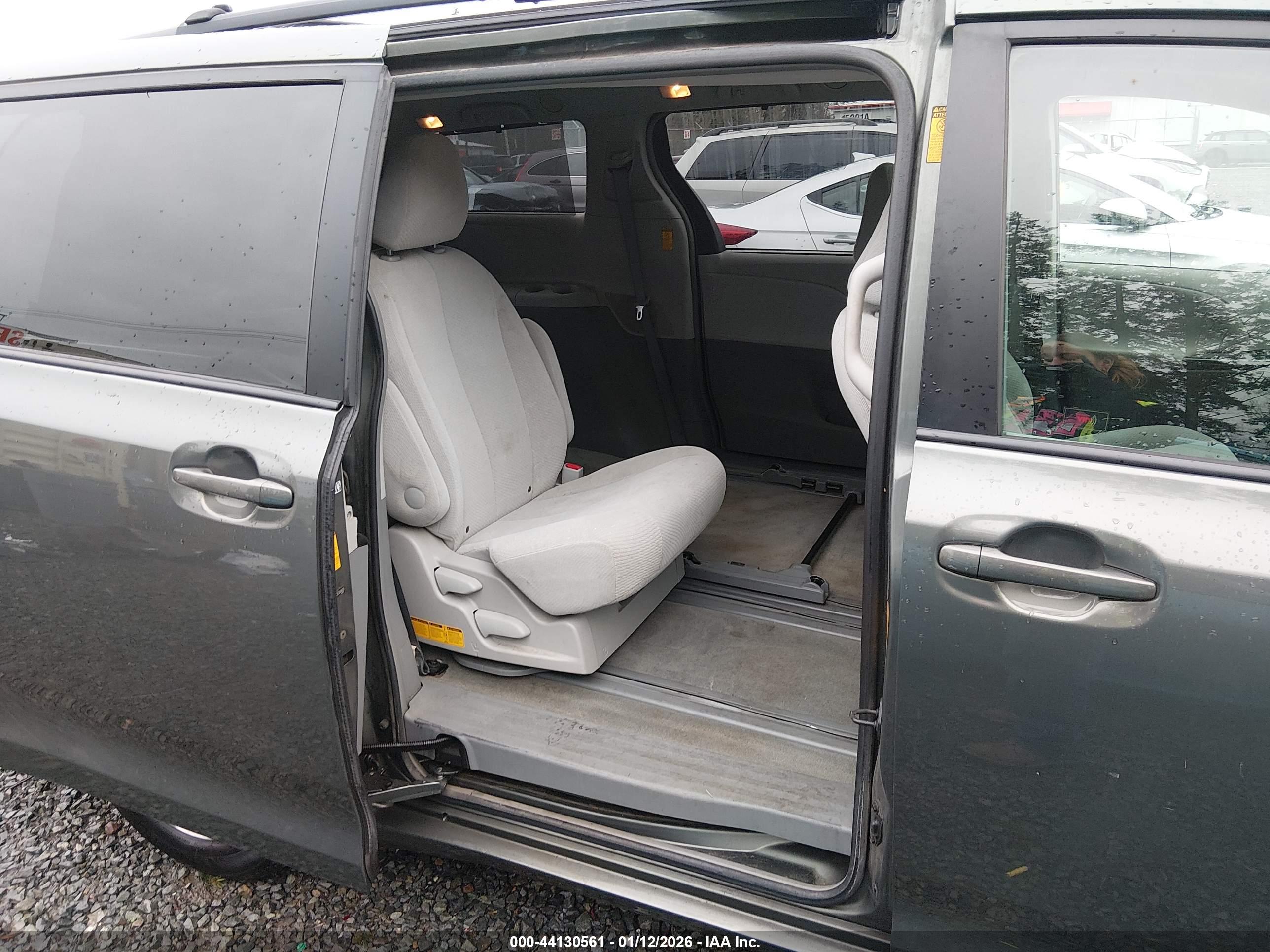 TOYOTA SIENNA image 8