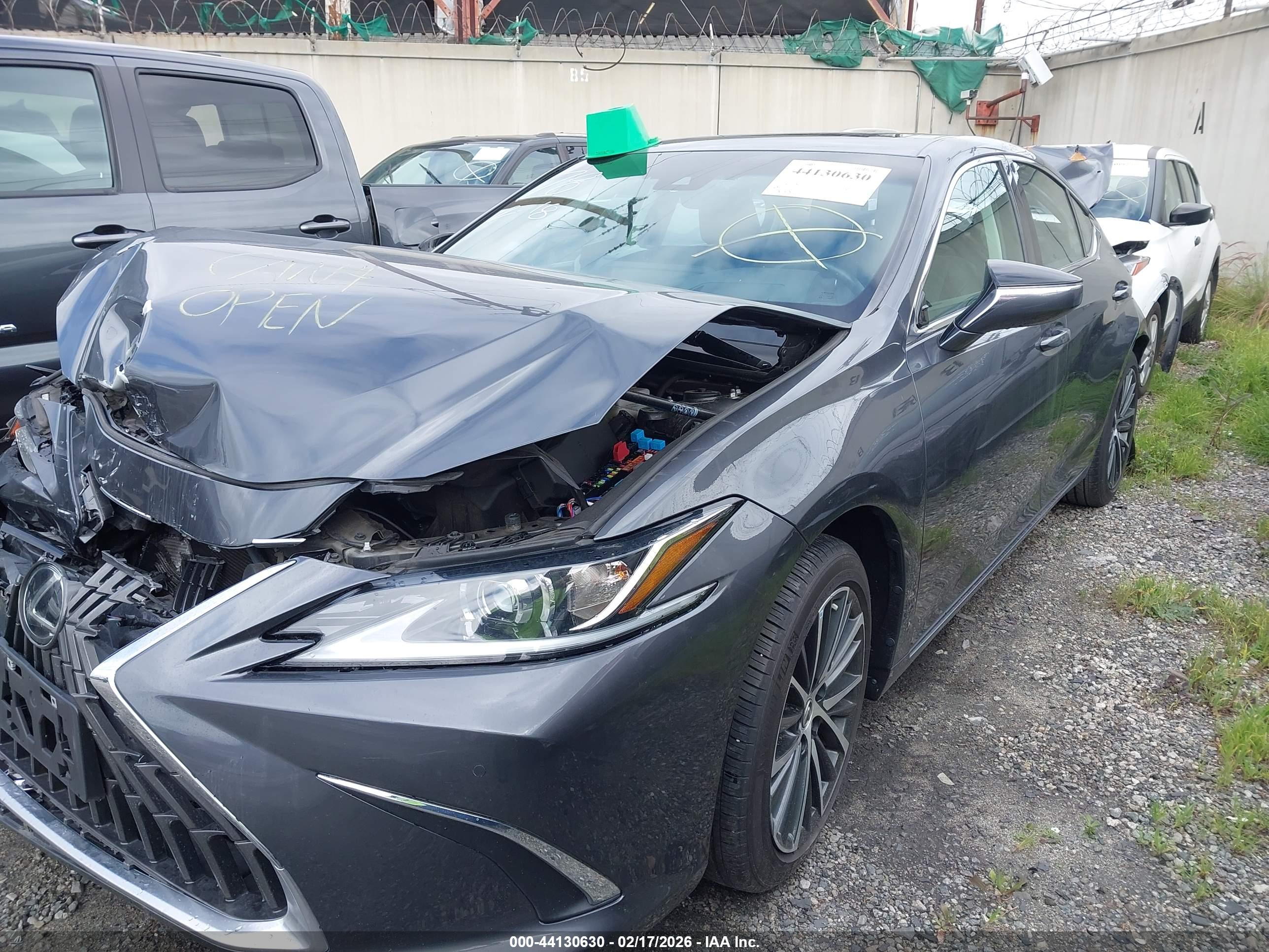 LEXUS ES image 2