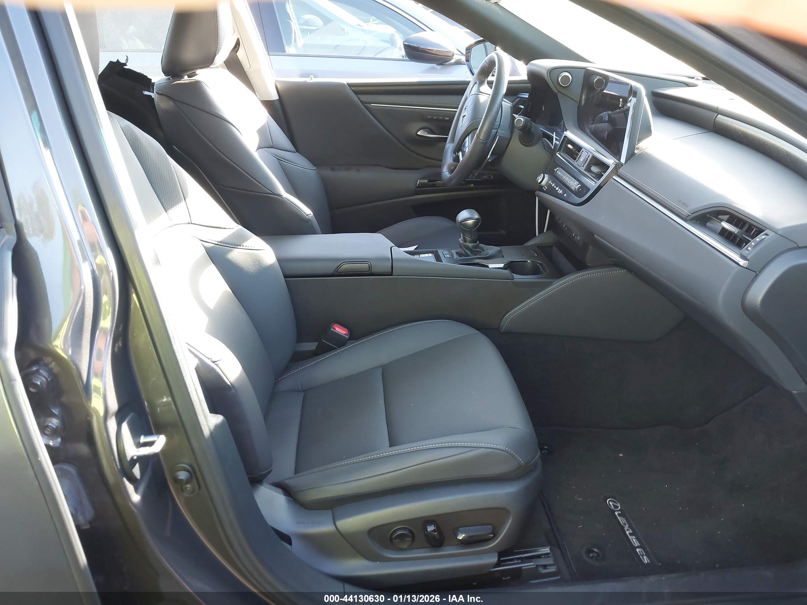 LEXUS ES image 5