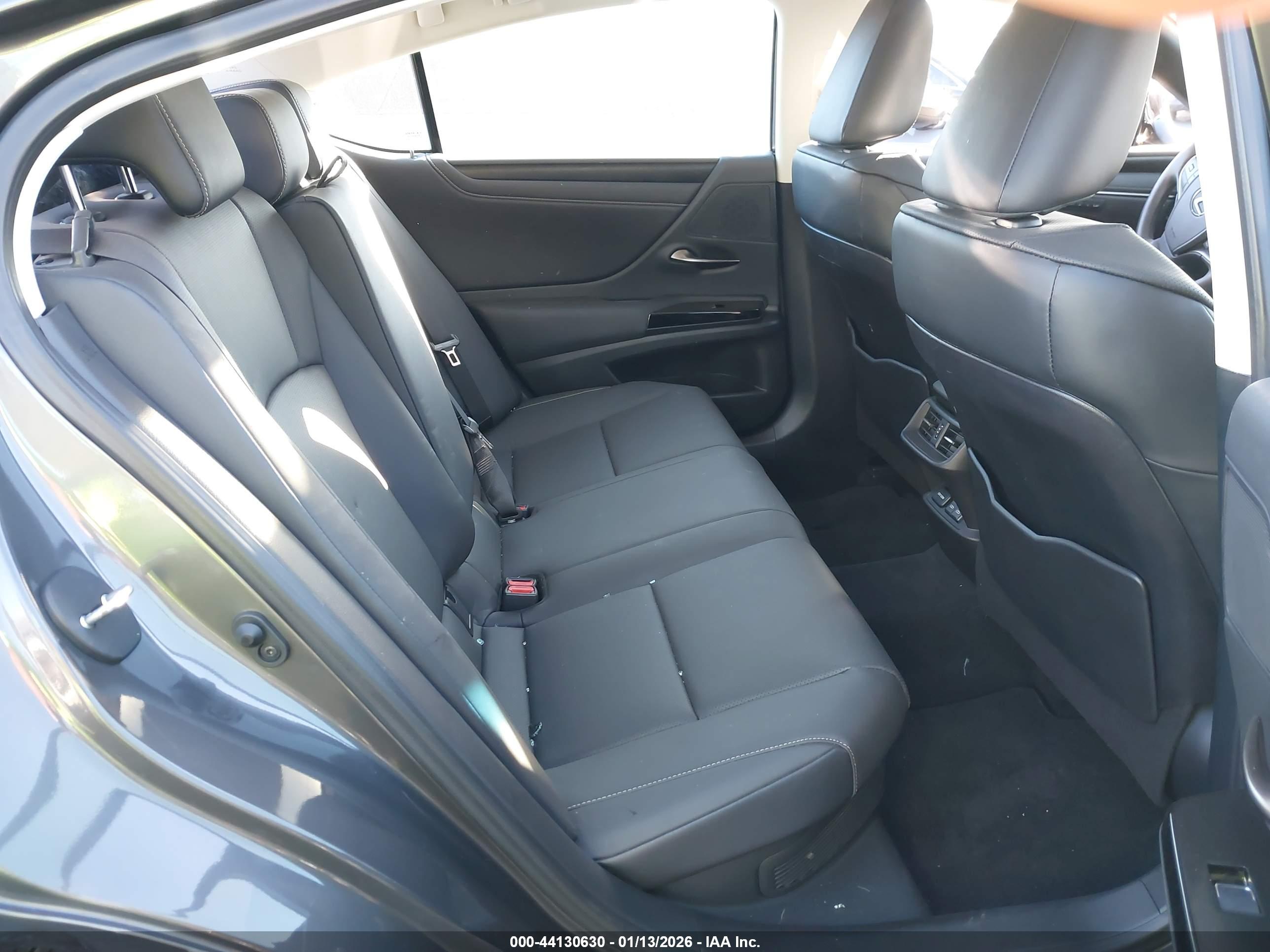 LEXUS ES image 8