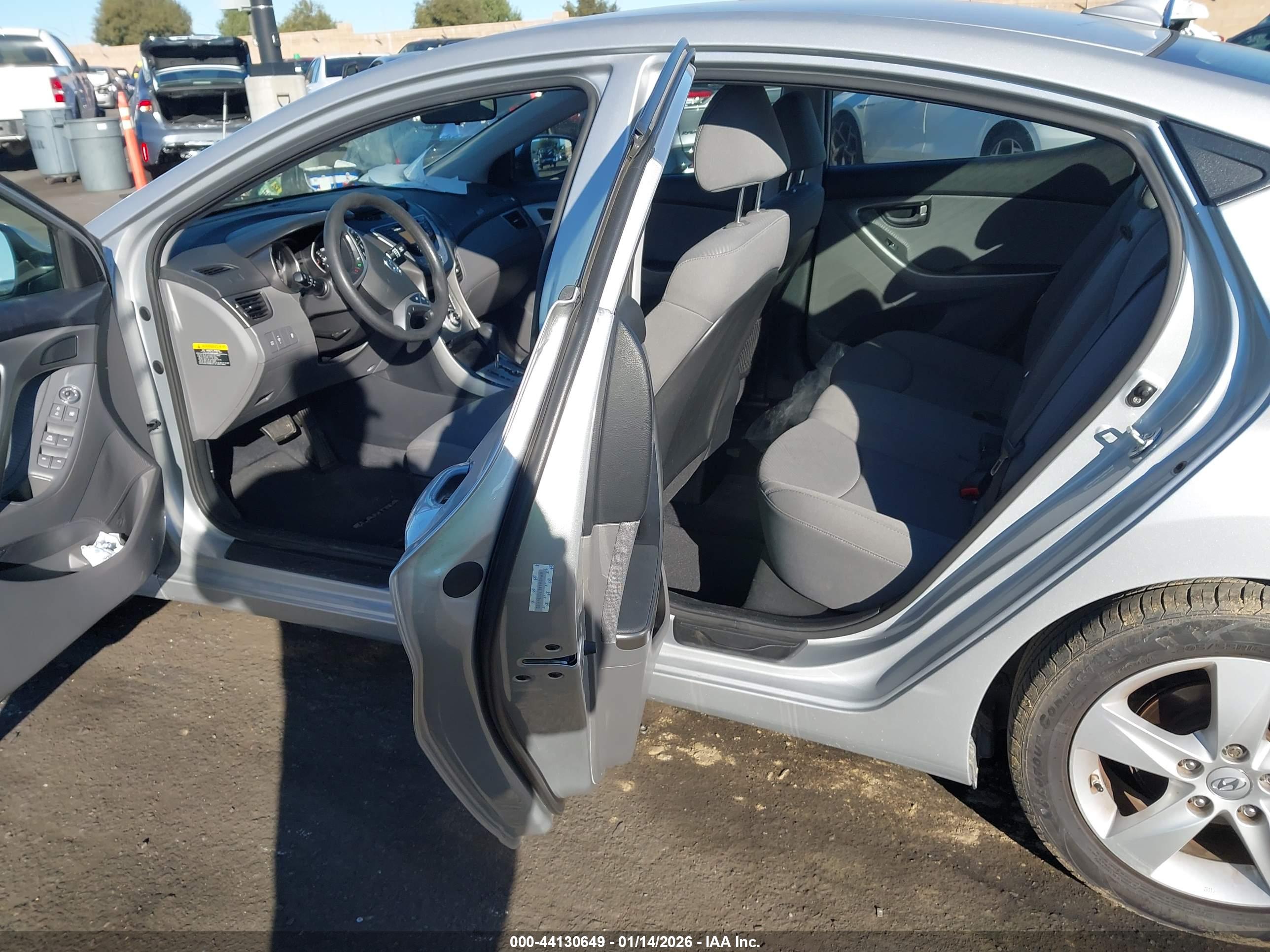 HYUNDAI ELANTRA image 8