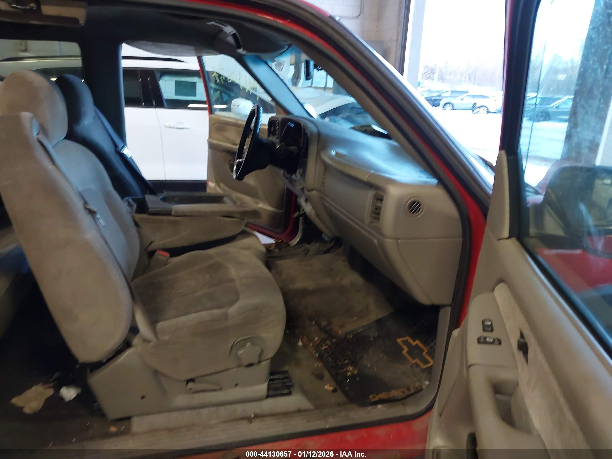 CHEVROLET SILVERADO image 5