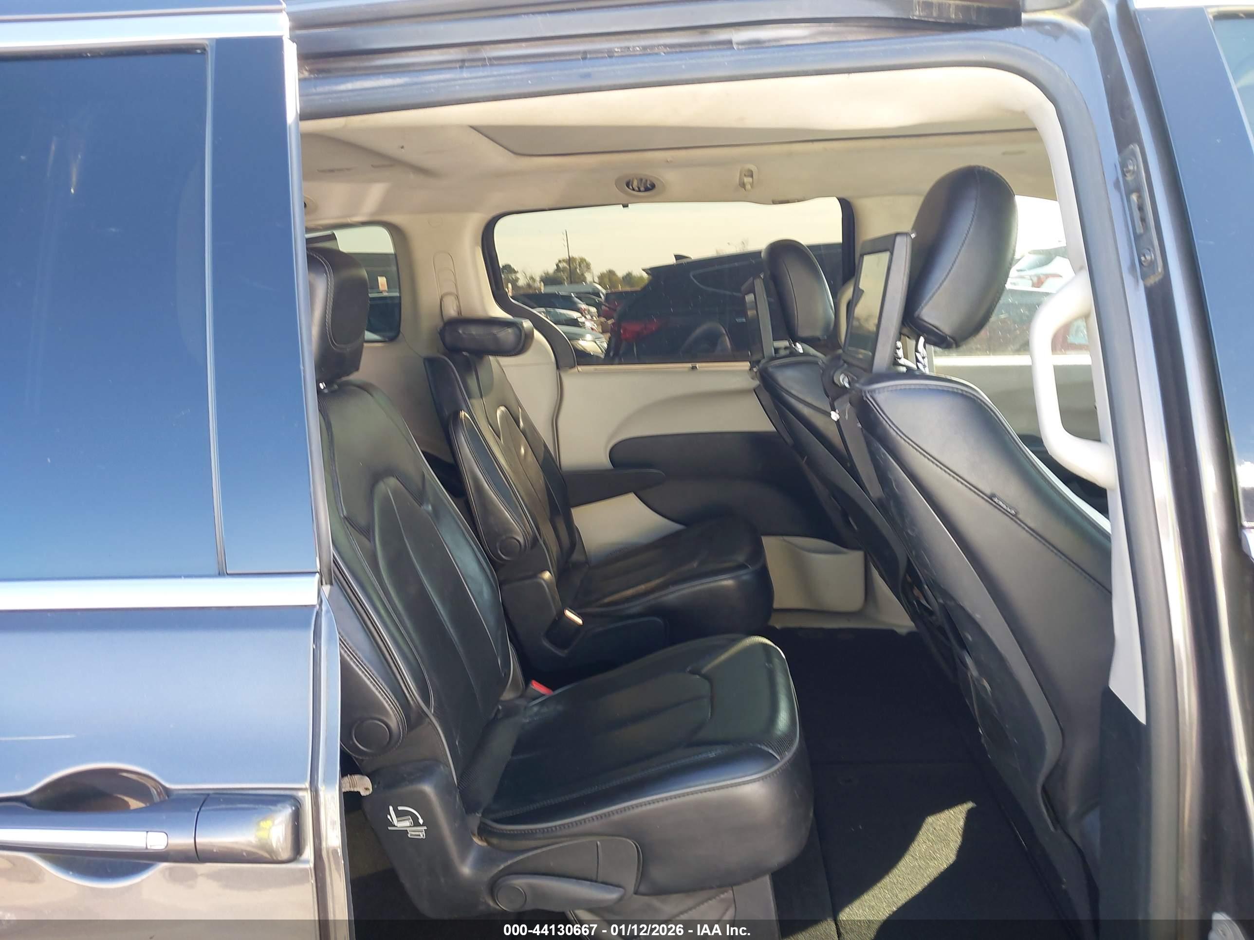 CHRYSLER PACIFICA image 8