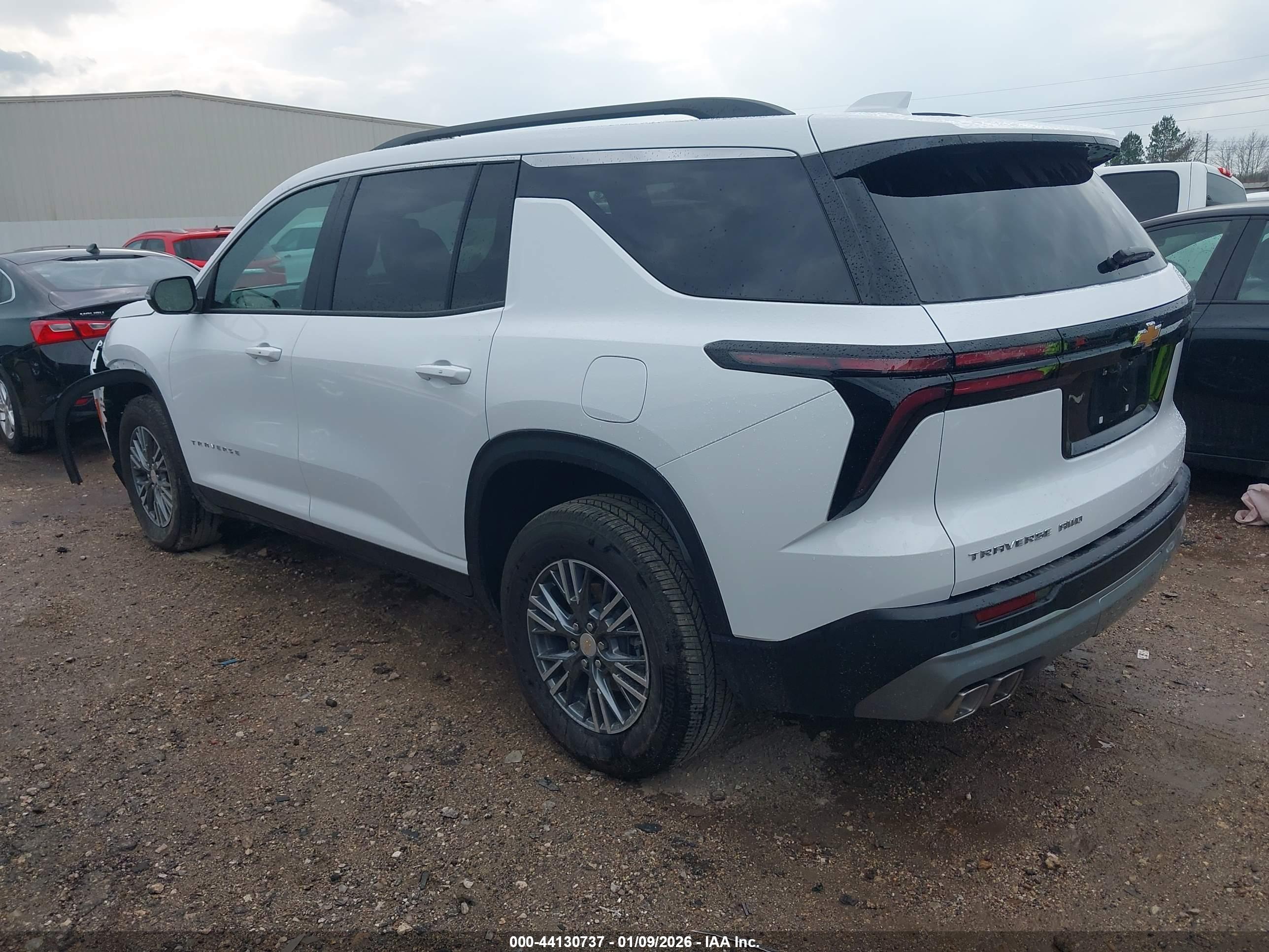 CHEVROLET TRAVERSE image 3