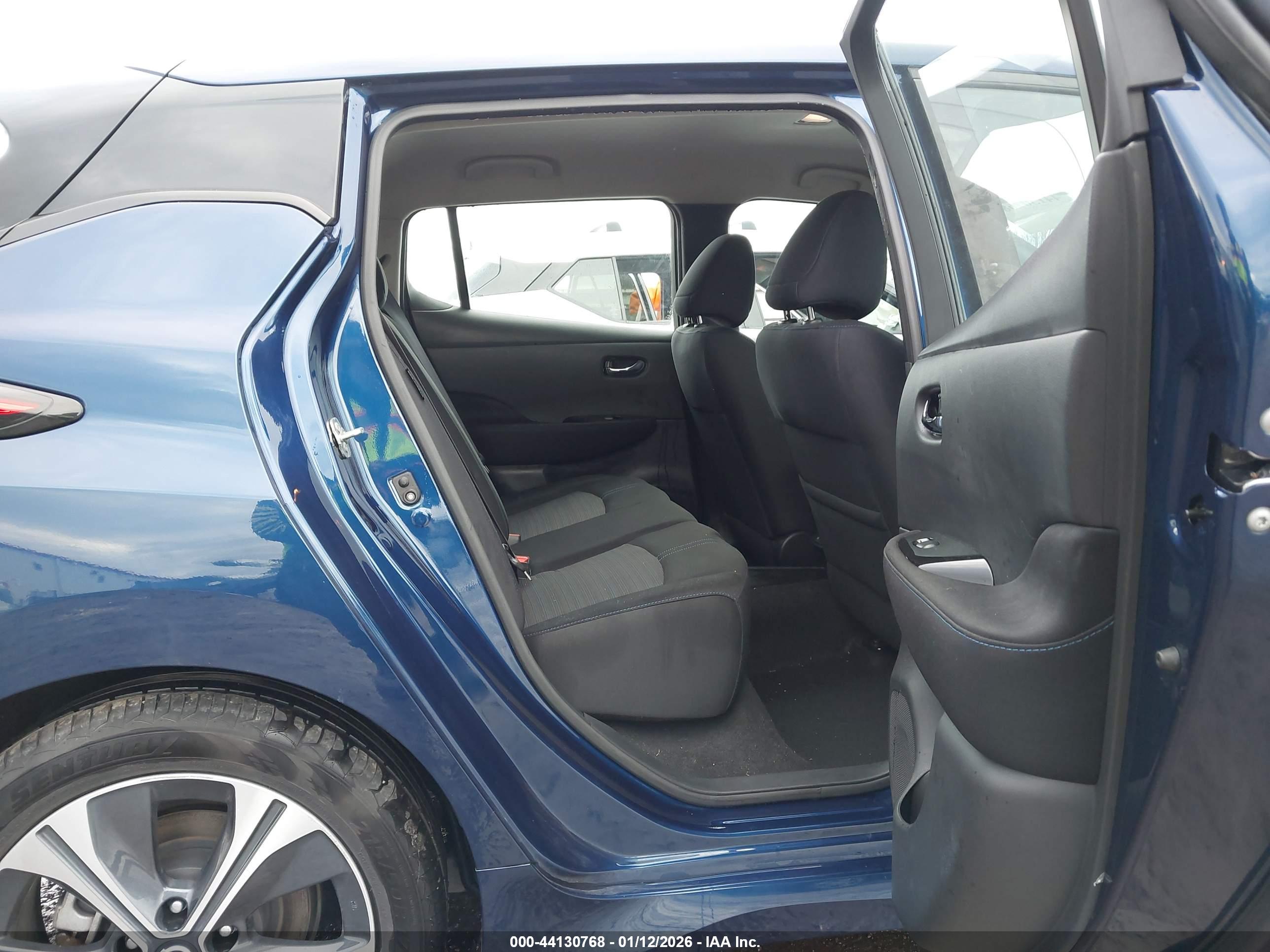 NISSAN LEAF image 8
