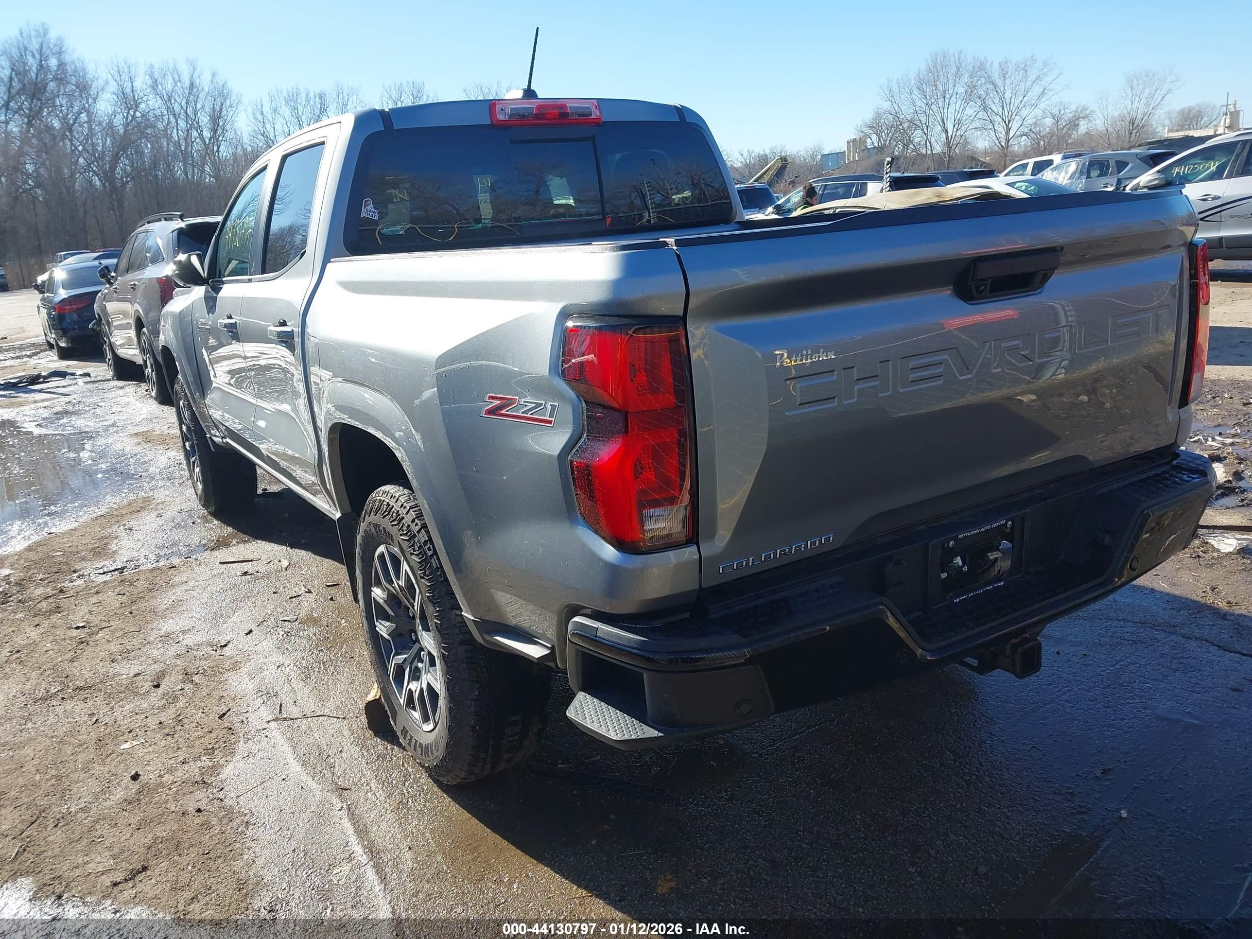CHEVROLET COLORADO image 3