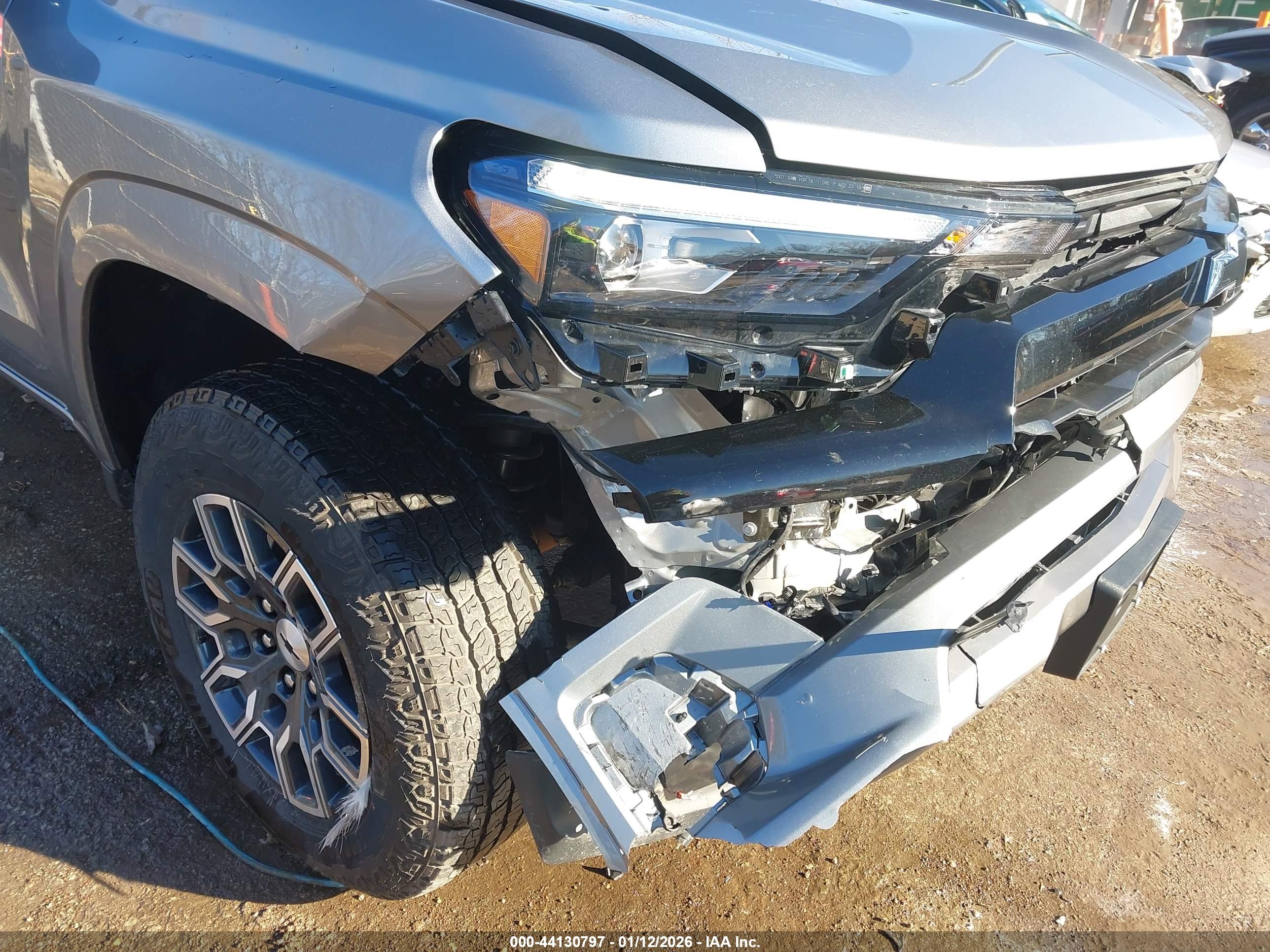 CHEVROLET COLORADO image 6