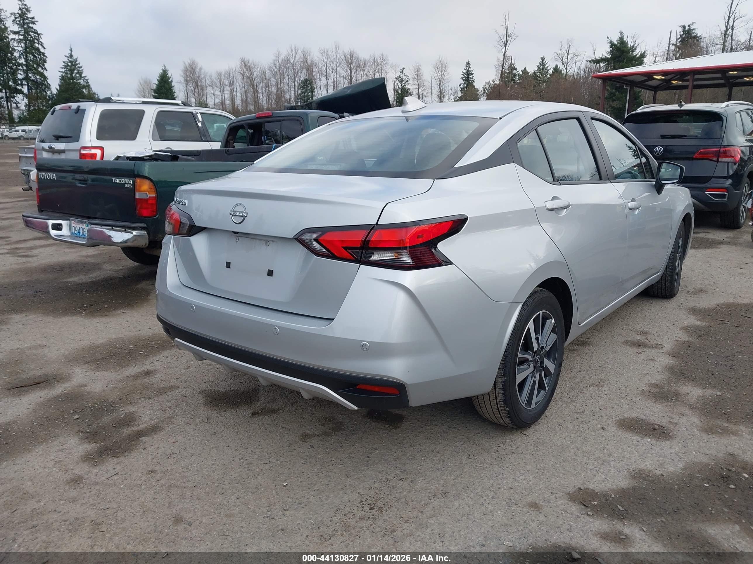 NISSAN VERSA image 4