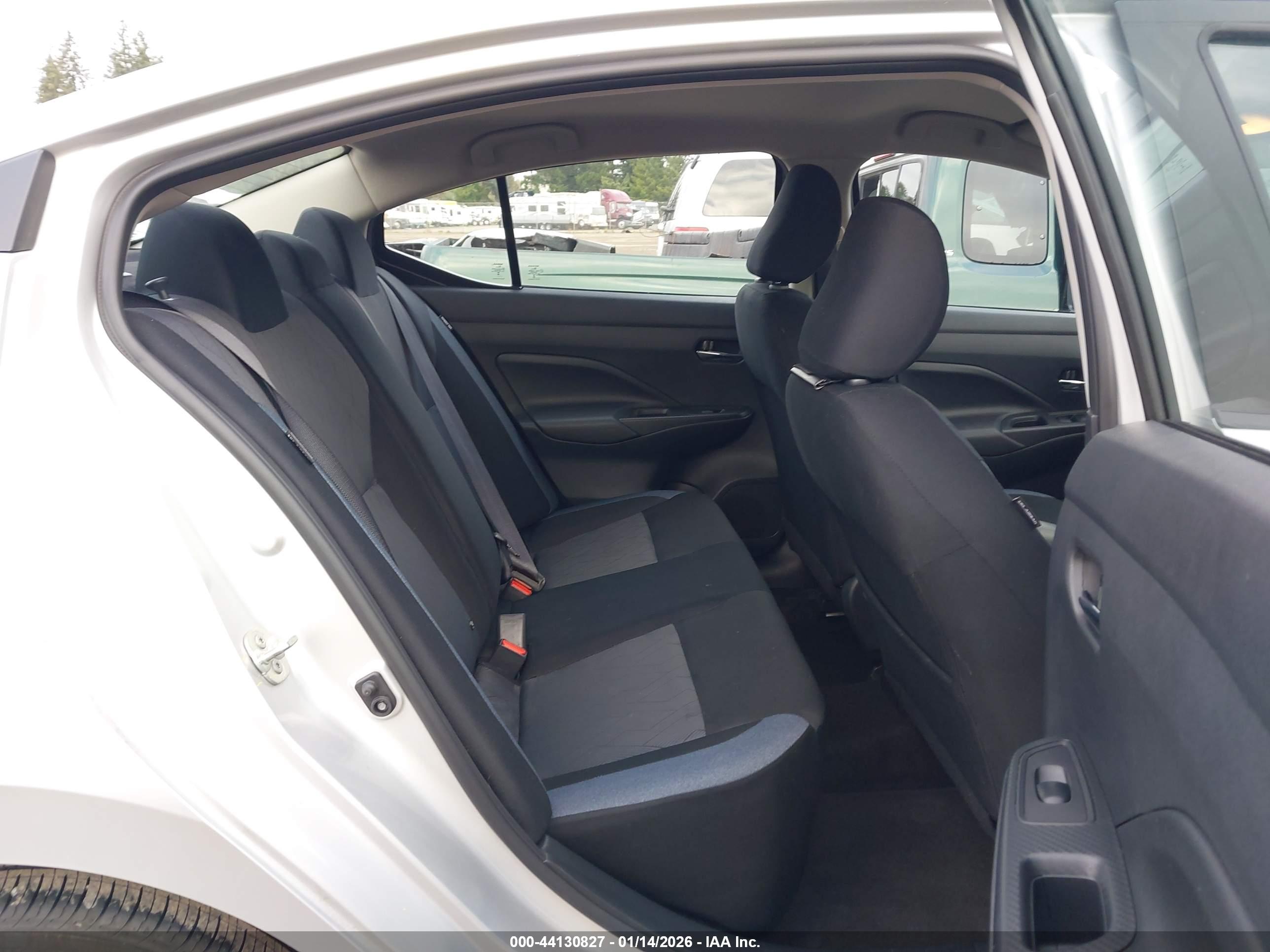 NISSAN VERSA image 8