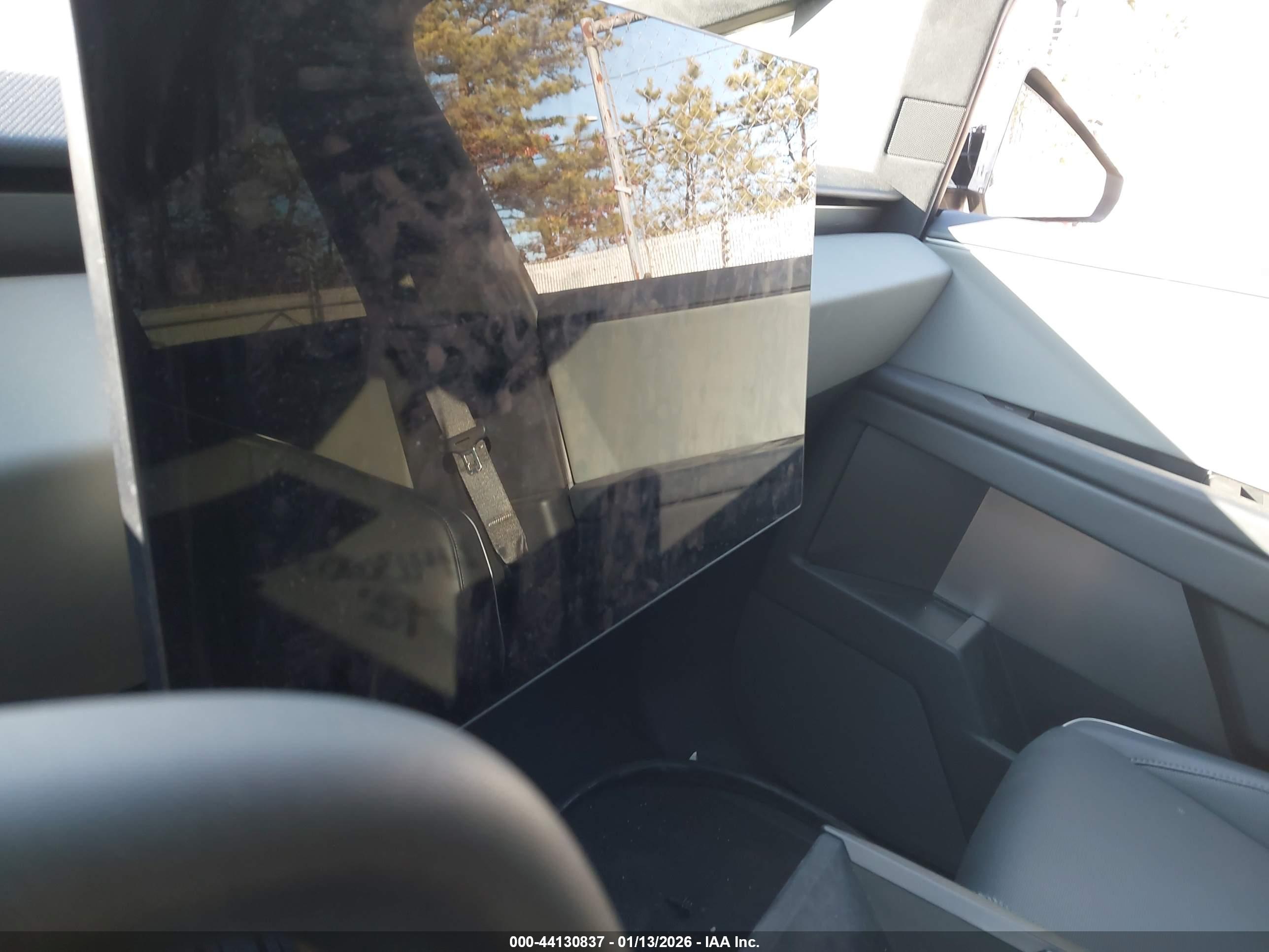 TESLA CYBERTRUCK image 7