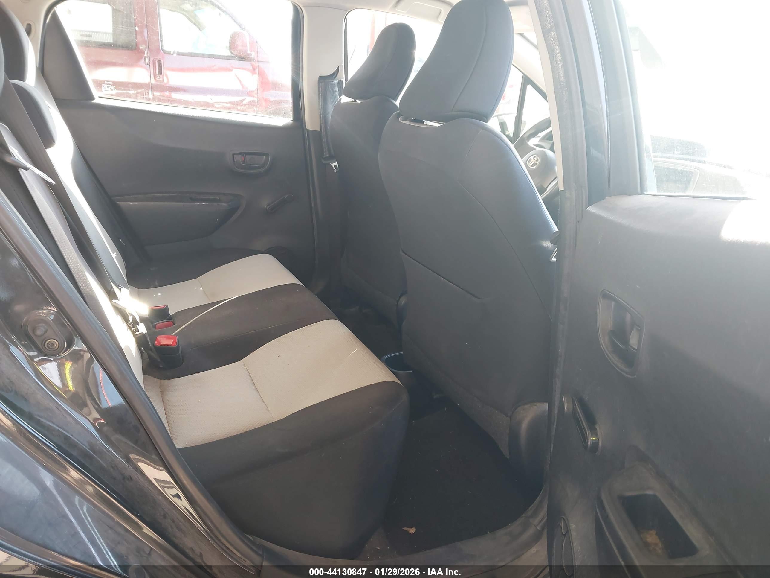 TOYOTA YARIS image 8