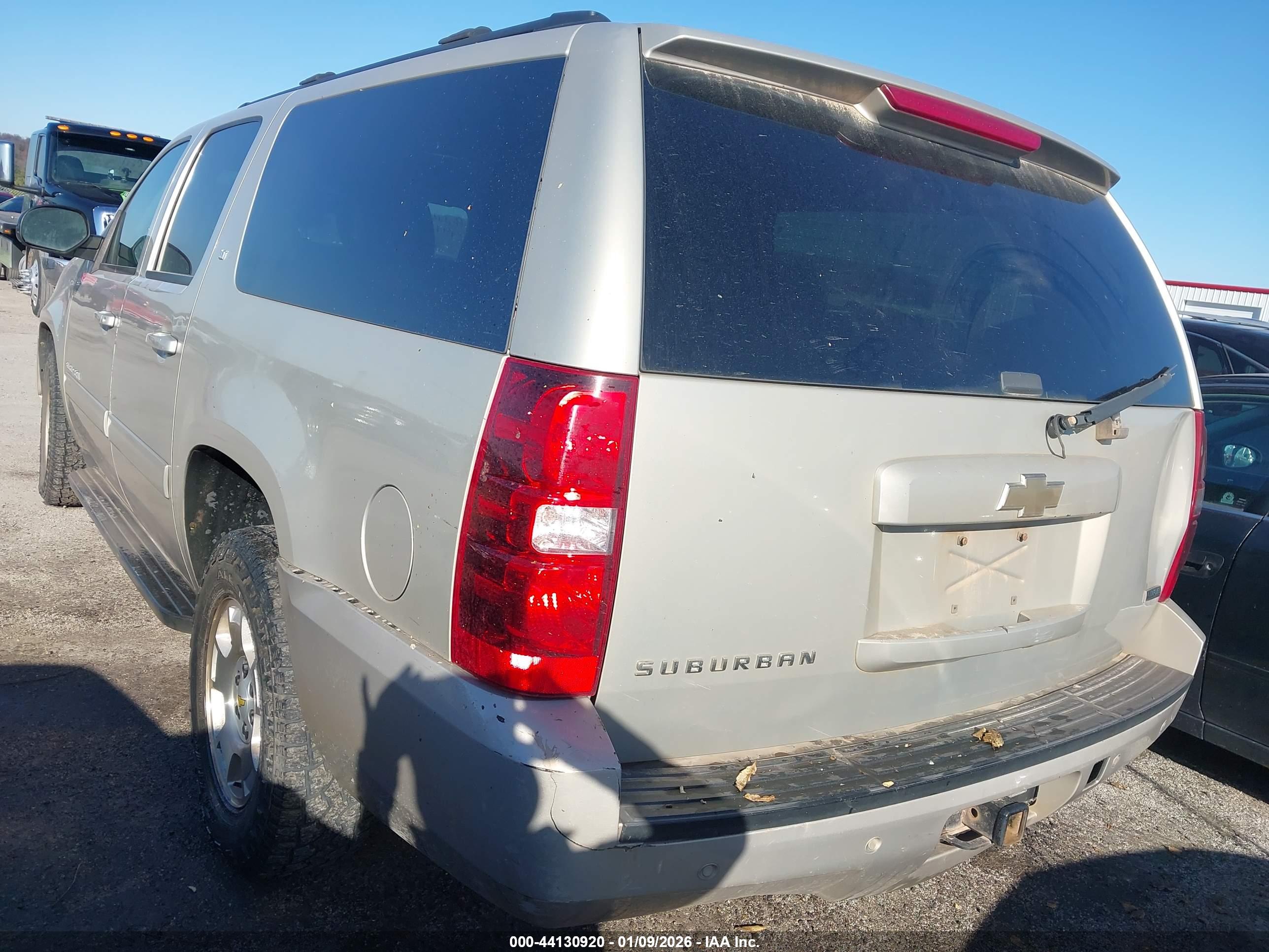 CHEVROLET SUBURBAN image 3