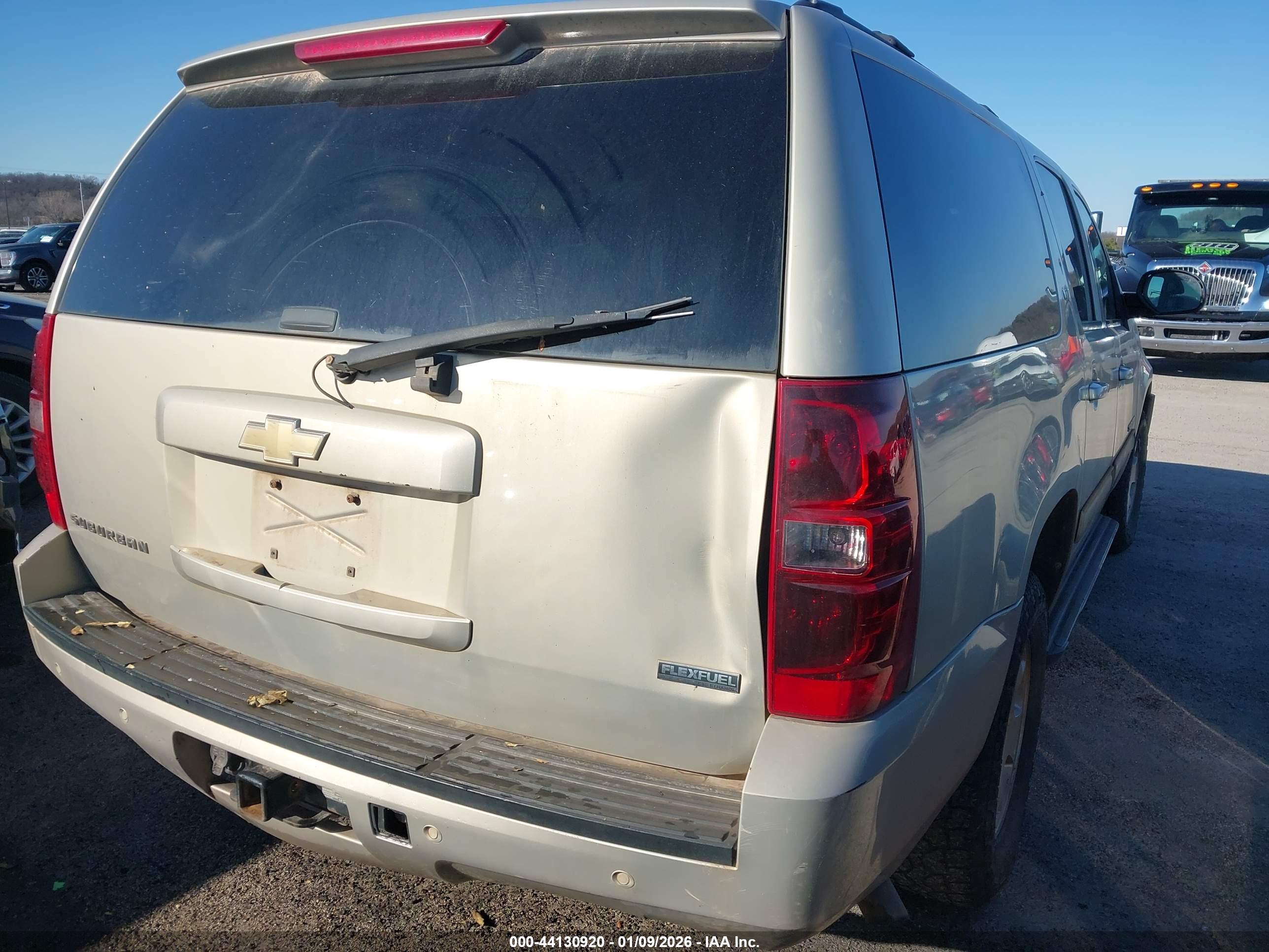 CHEVROLET SUBURBAN image 4