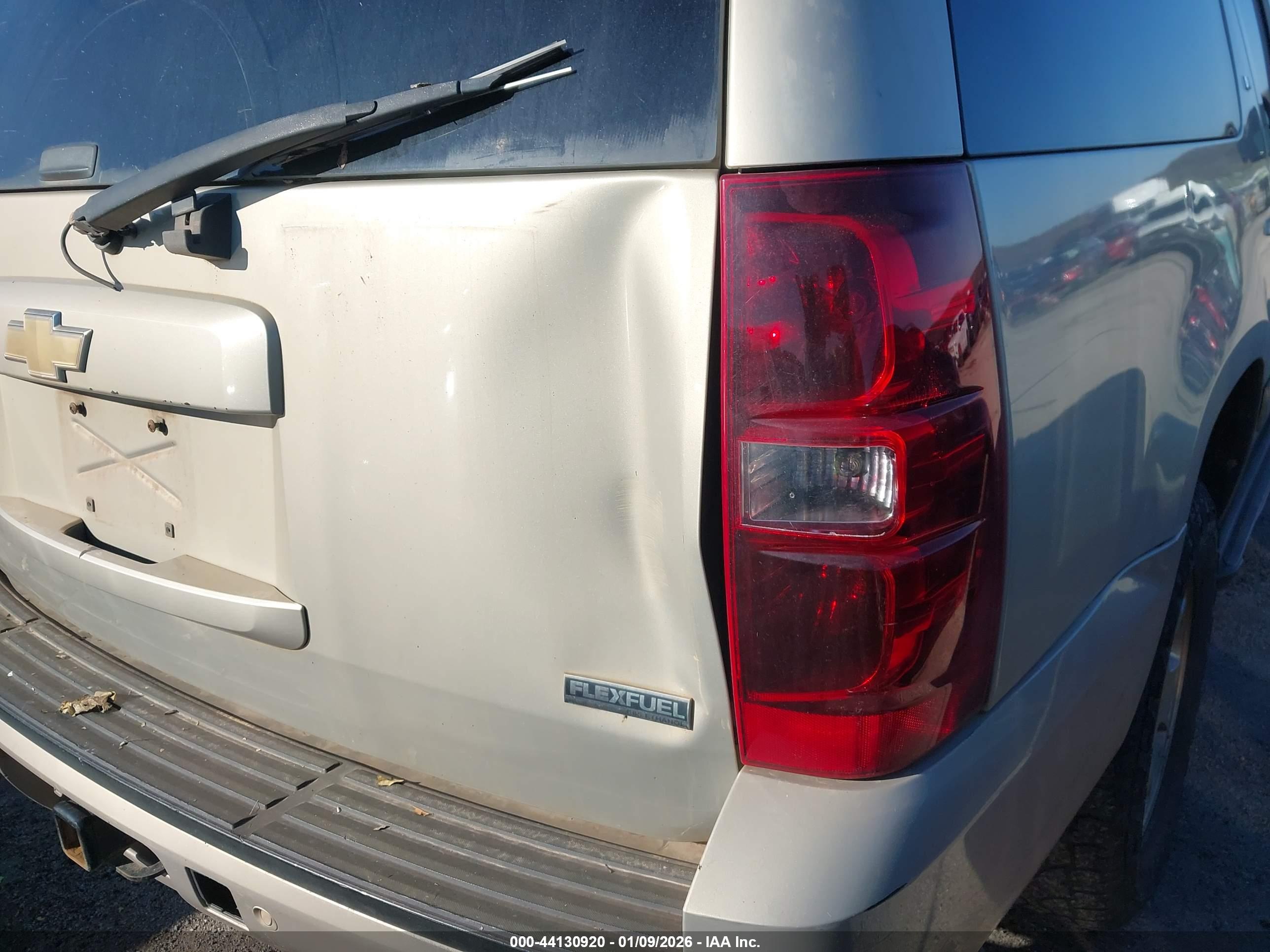 CHEVROLET SUBURBAN image 6