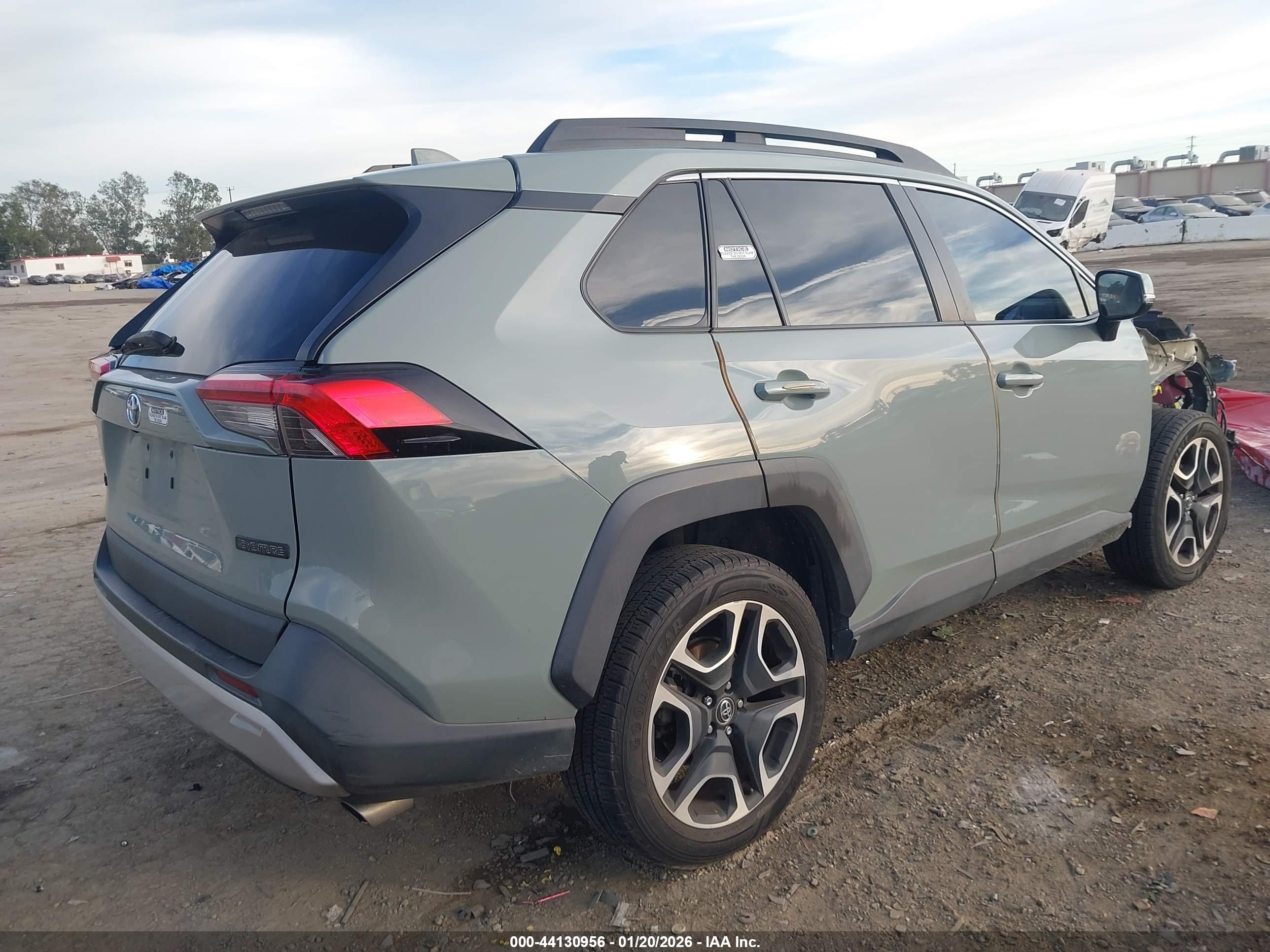 TOYOTA RAV4 image 4