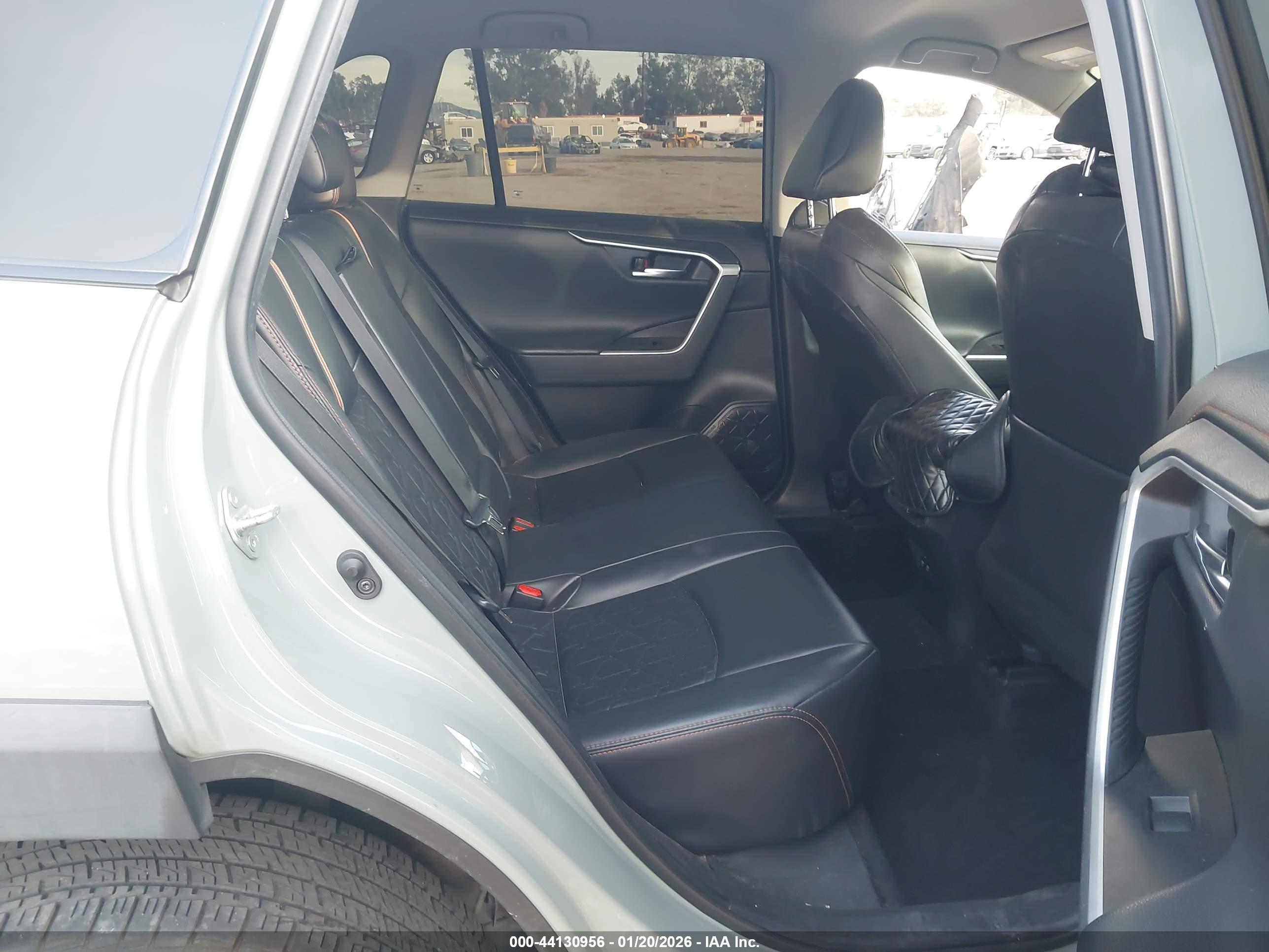 TOYOTA RAV4 image 8