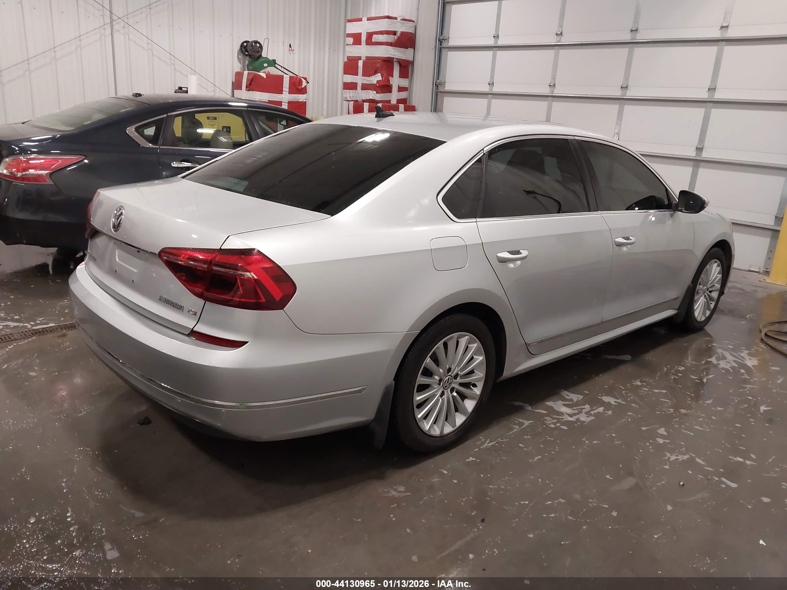 VOLKSWAGEN PASSAT image 4