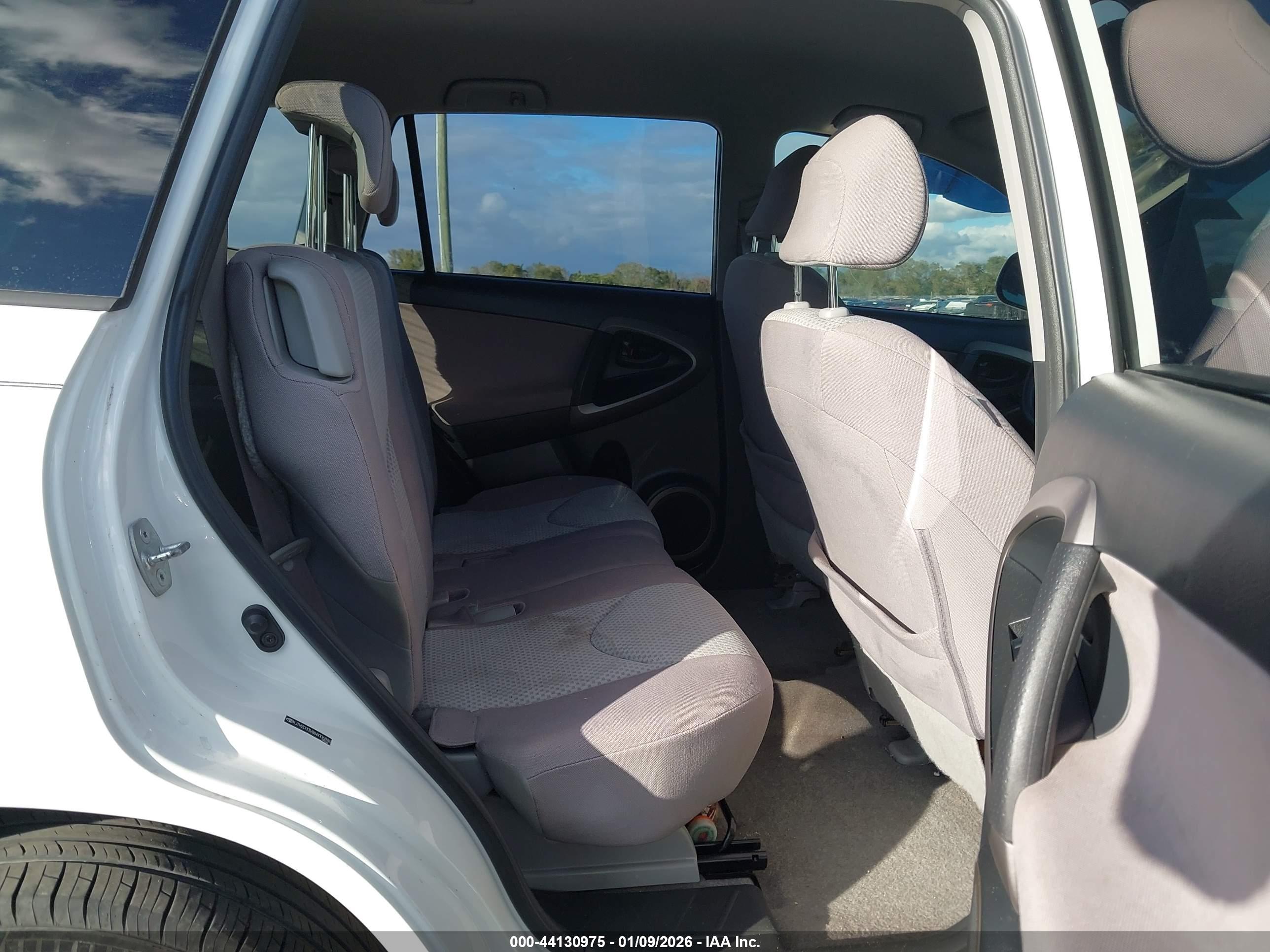 TOYOTA RAV4 image 8