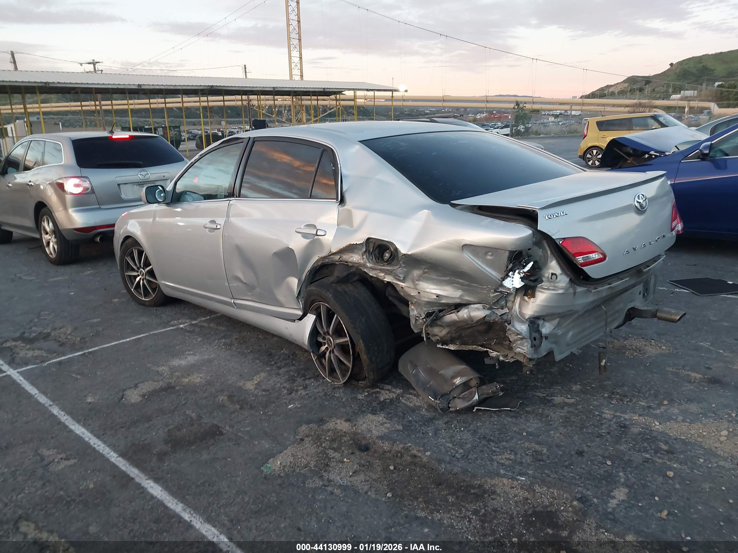 TOYOTA AVALON image 3