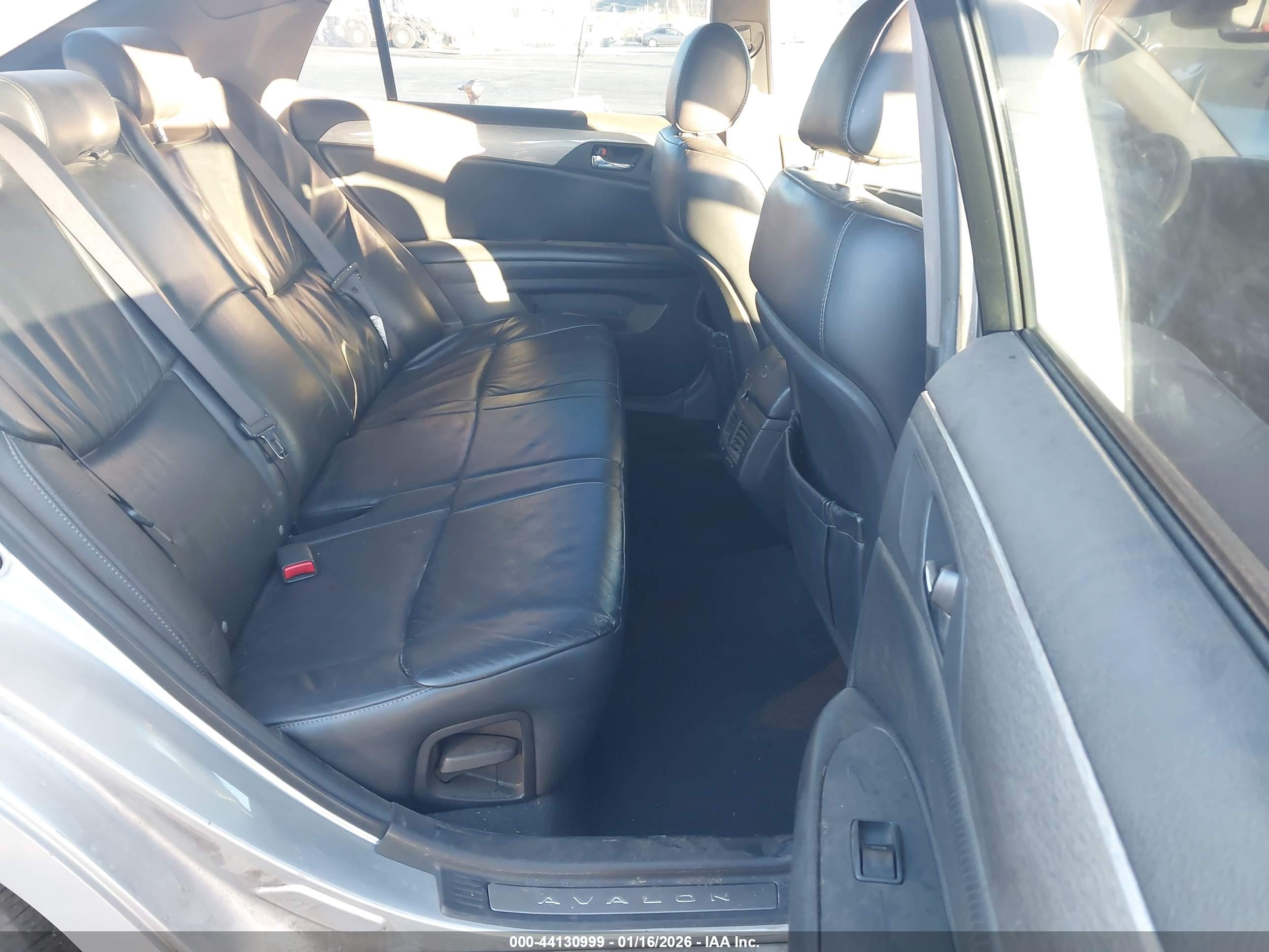 TOYOTA AVALON image 8